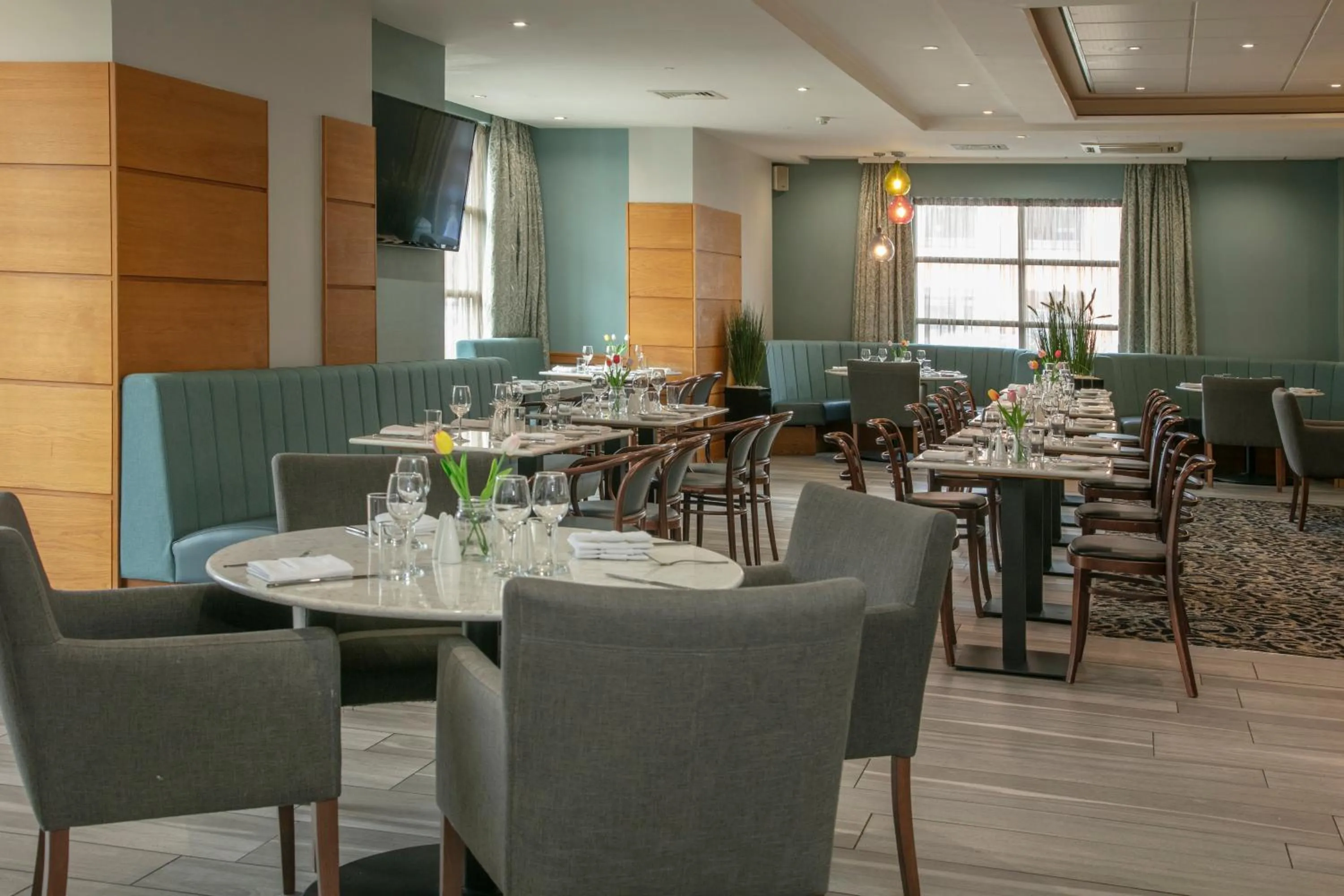 Restaurant/places to eat in Cresta Court Hotel