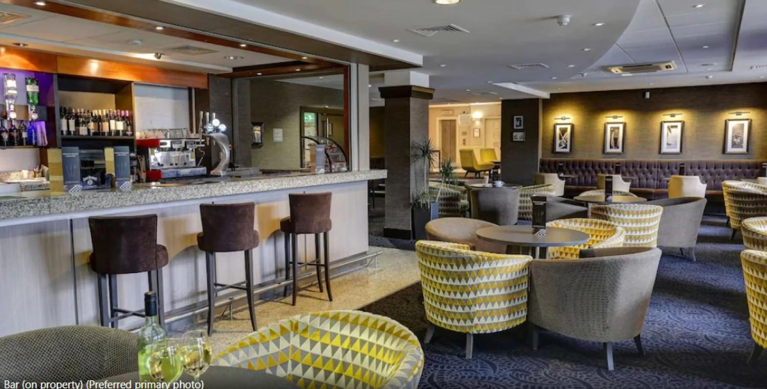 Lounge or bar in Cresta Court Hotel
