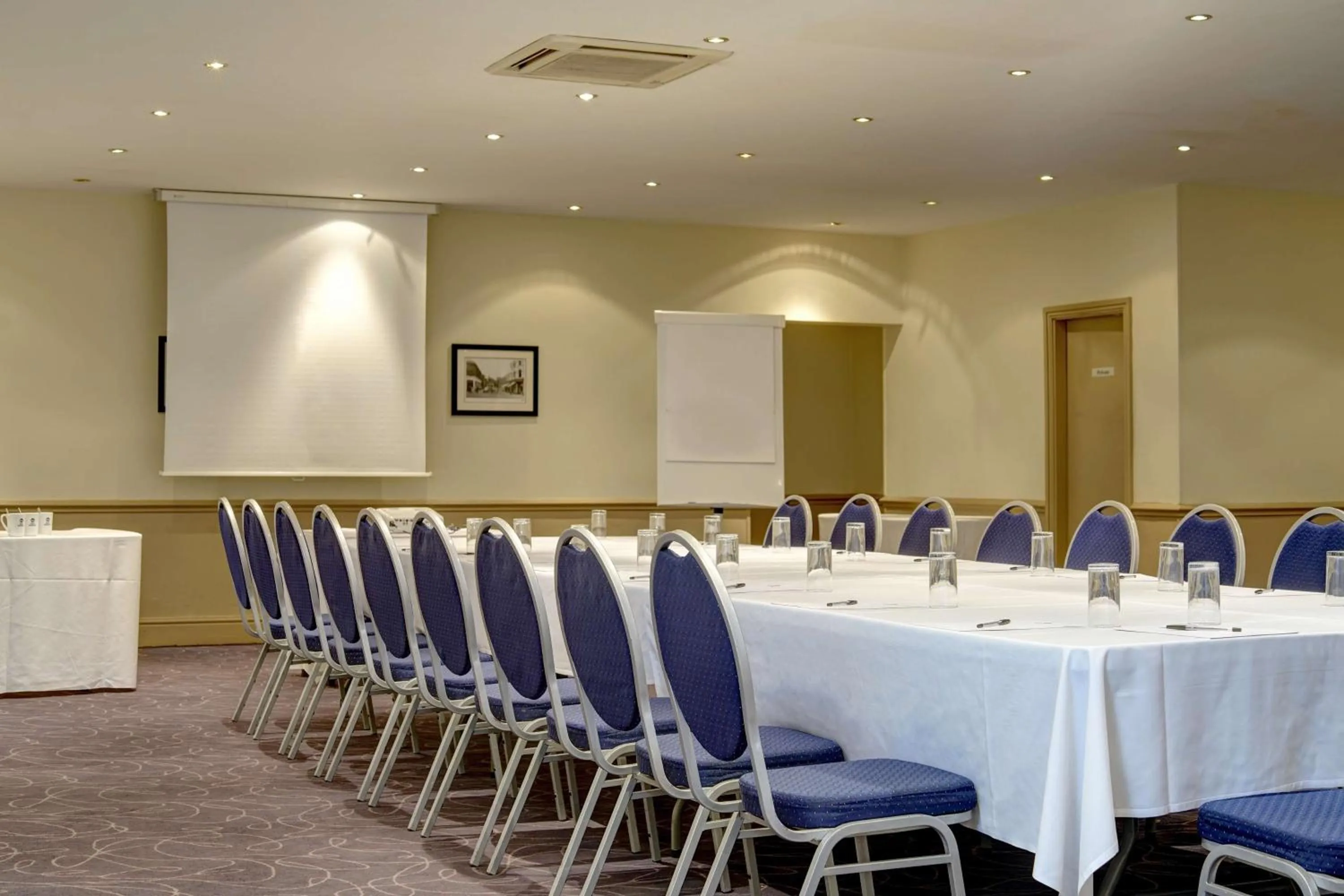 Meeting/conference room in Cresta Court Hotel