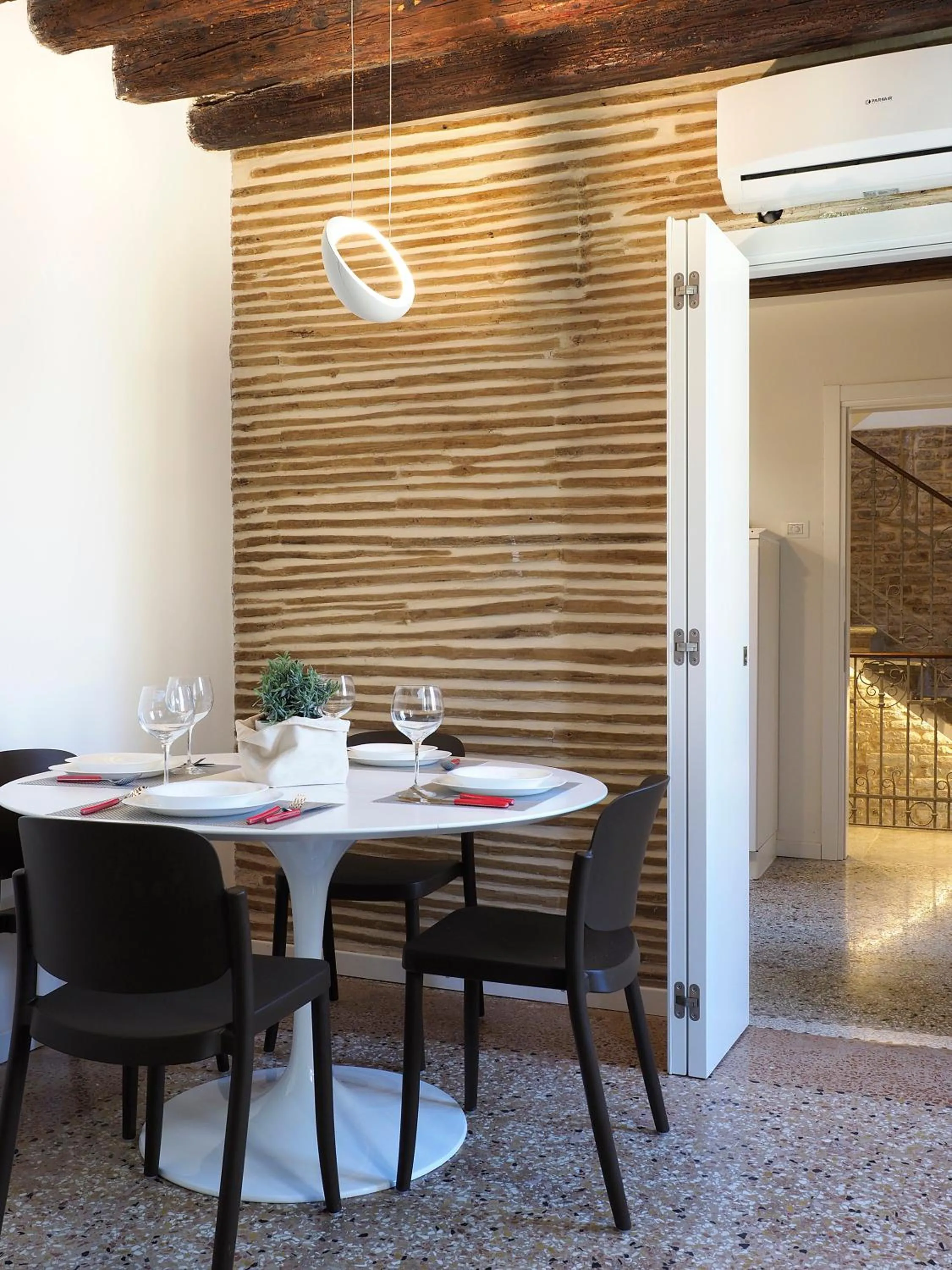 Dining area in Majestic Rialto House by Wonderful Italy