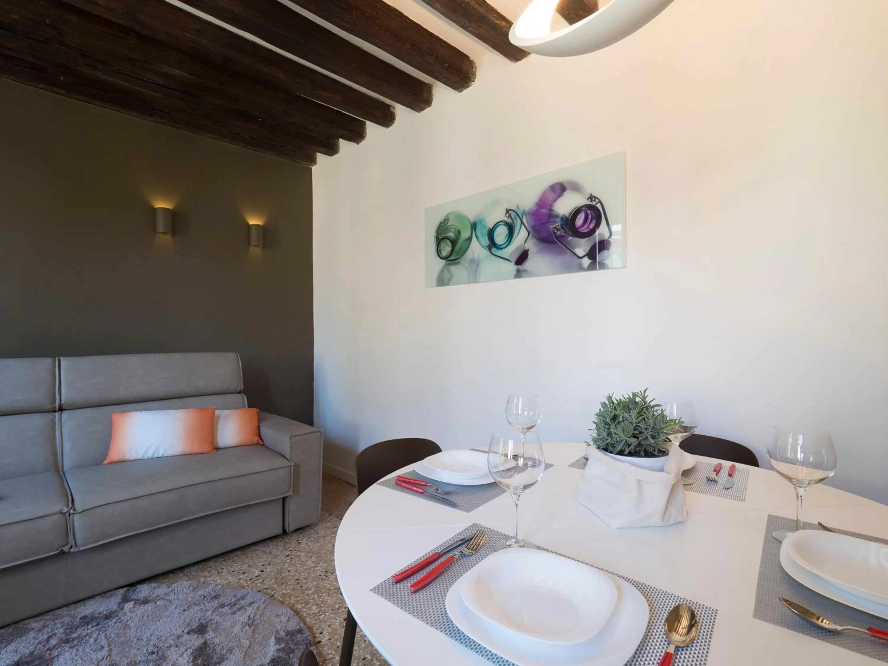 Dining area in Majestic Rialto House by Wonderful Italy