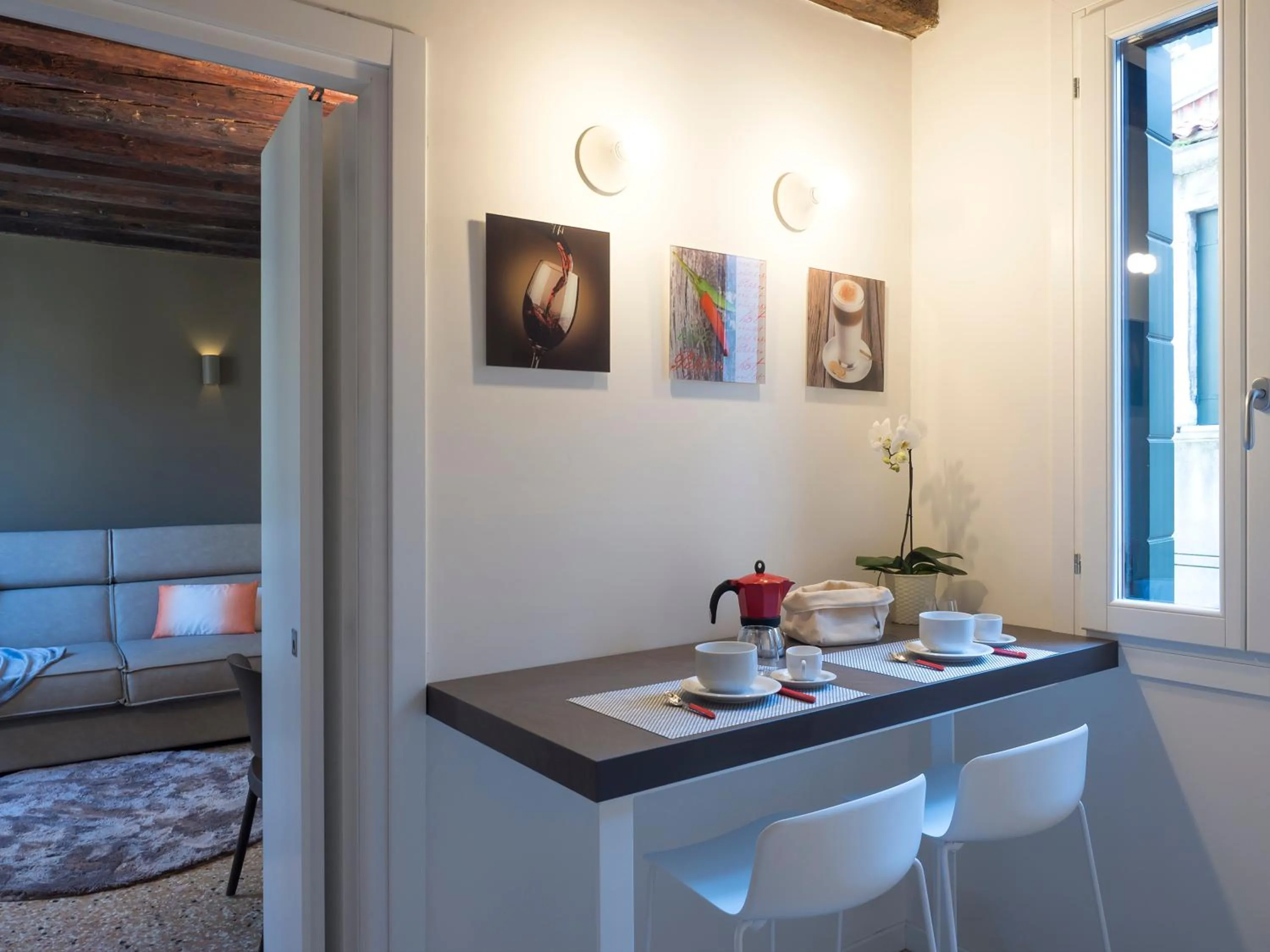 Dining area, Bed in Majestic Rialto House by Wonderful Italy