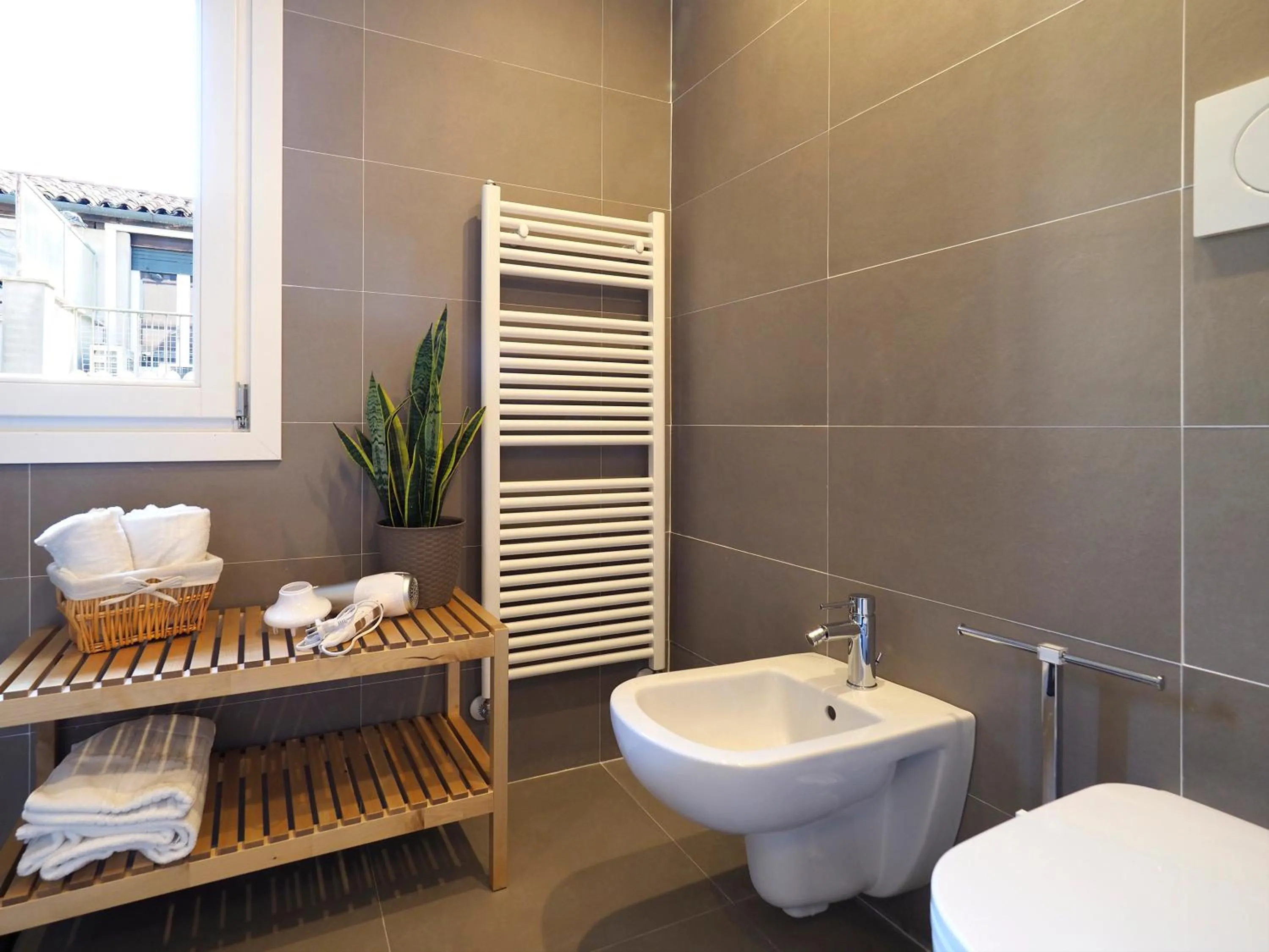 Toilet in Majestic Rialto House by Wonderful Italy