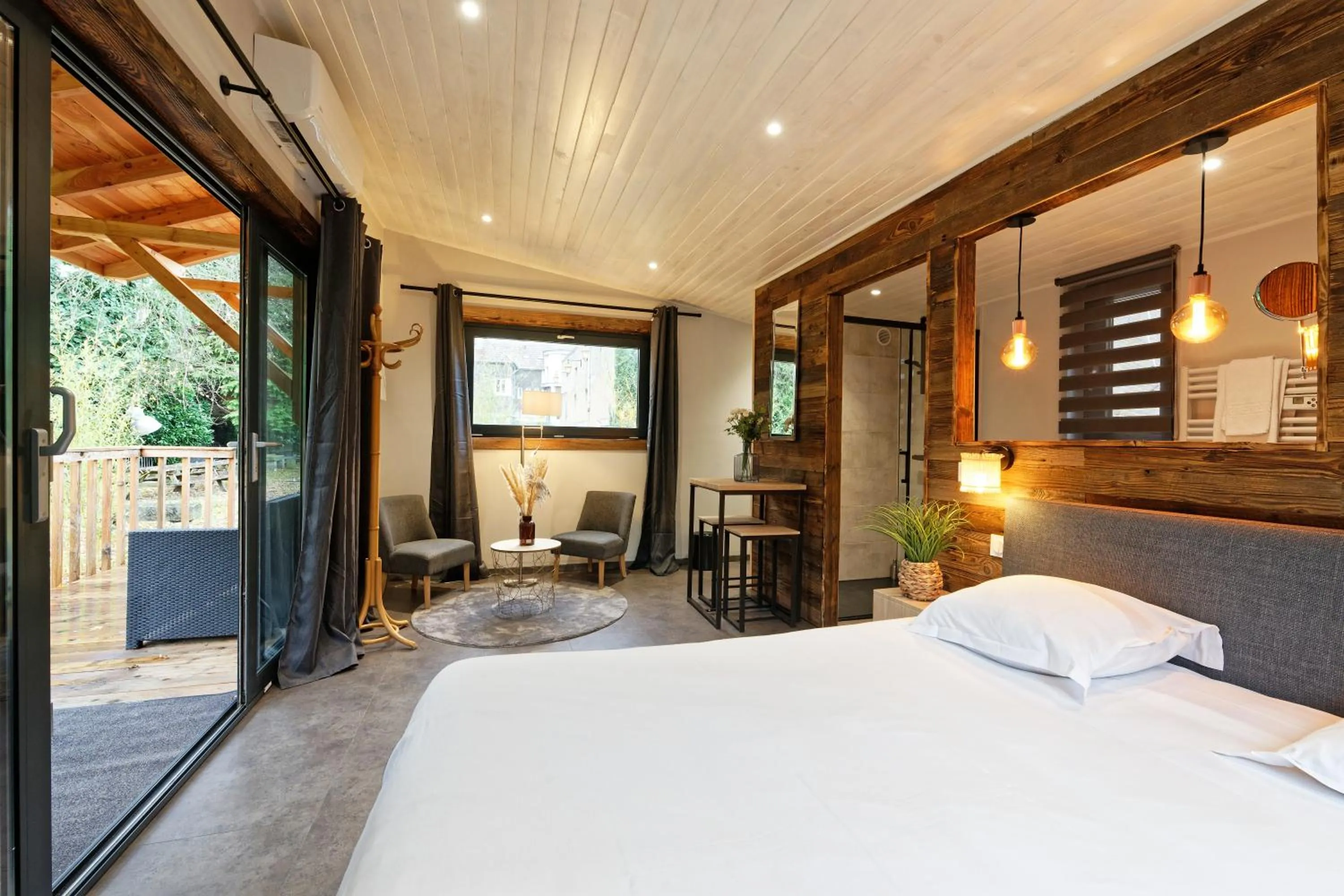 Bedroom, Bed in Pied à Terre - Appart'hôtels au coeur d'Autun