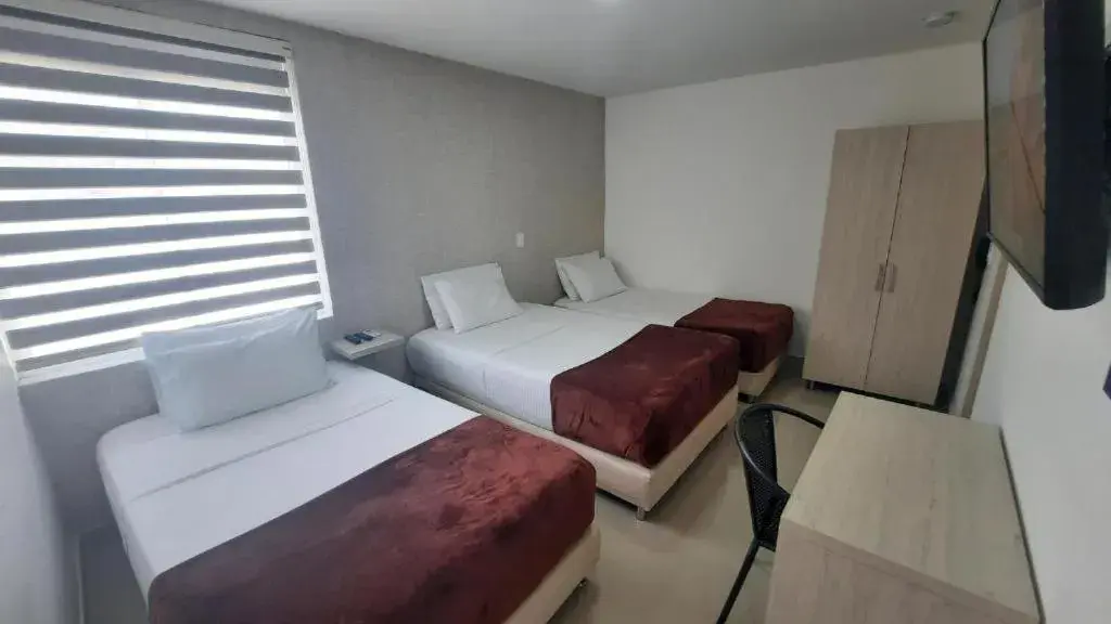 Triple Room in Bayit Tov Circunvalar Hotel Triple Room in Bayit Tov Circunvalar Hotel