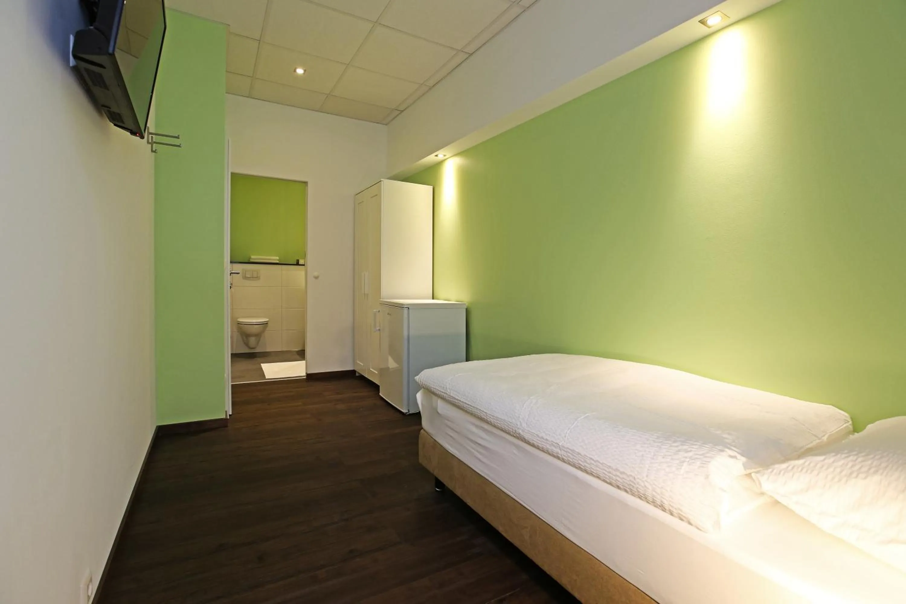 Photo of the whole room, Bed in Business & City