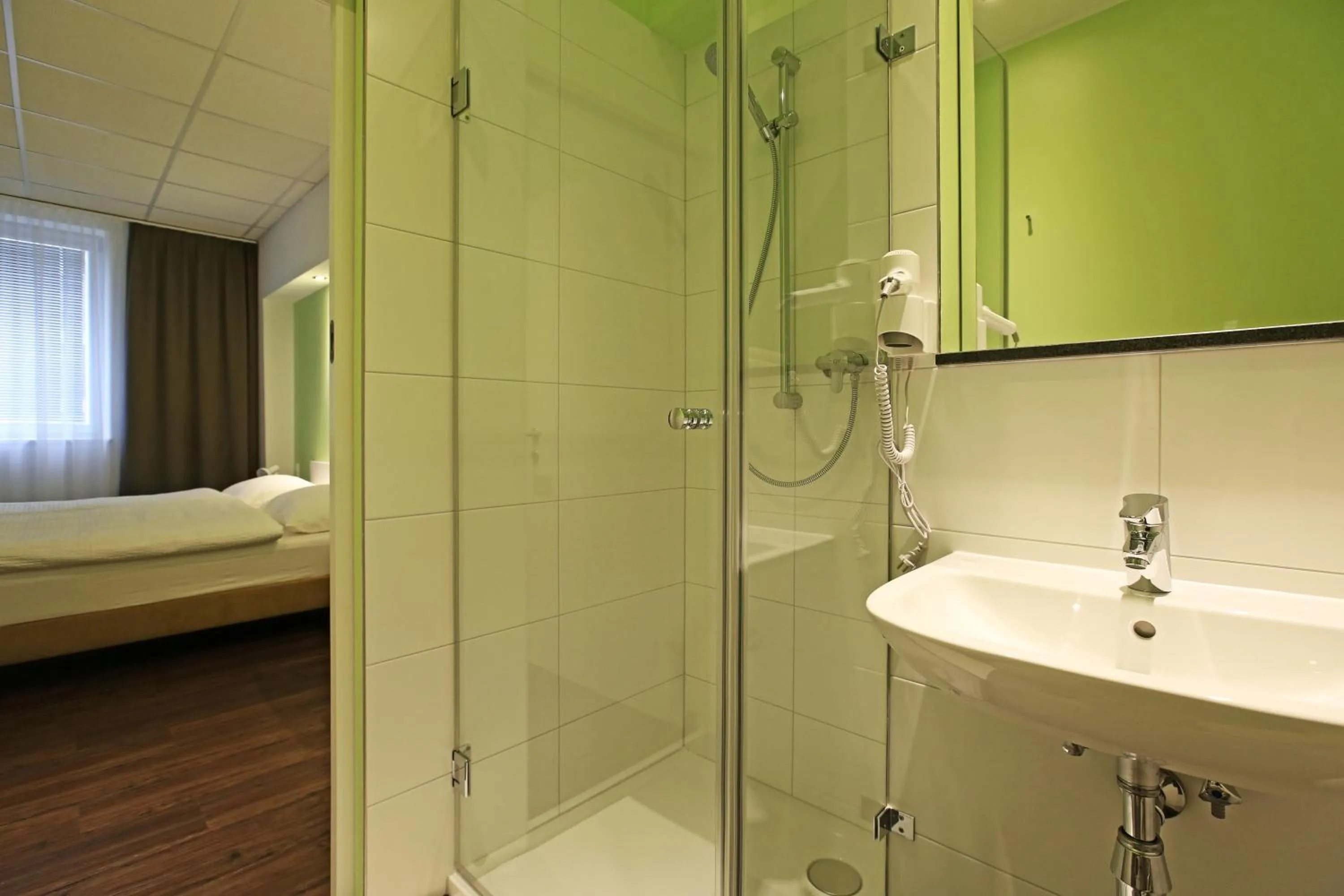 Shower, Bed in Business & City