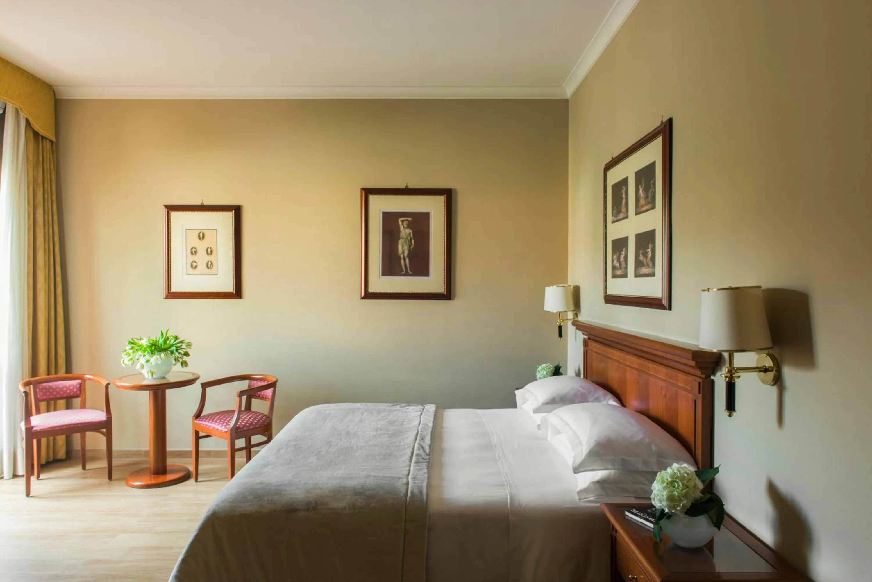 Photo of the whole room, Bed in Starhotels Michelangelo Rome