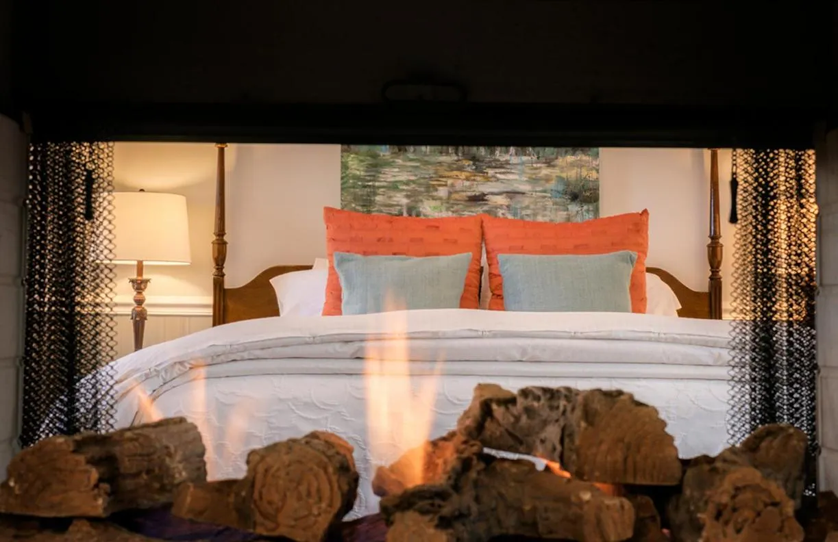 Bed in 1801 First Luxury Inn