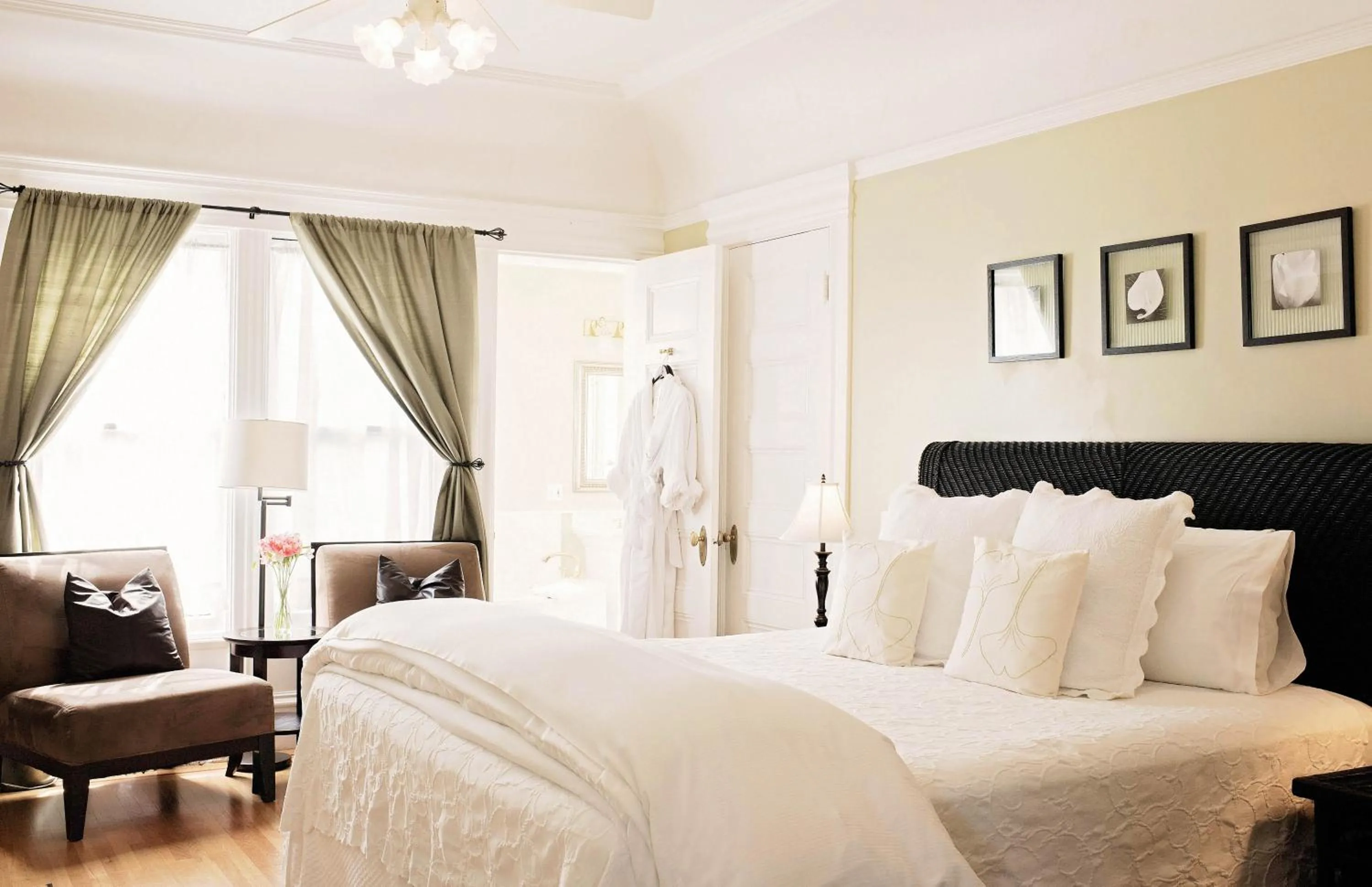 Bed in 1801 First Luxury Inn