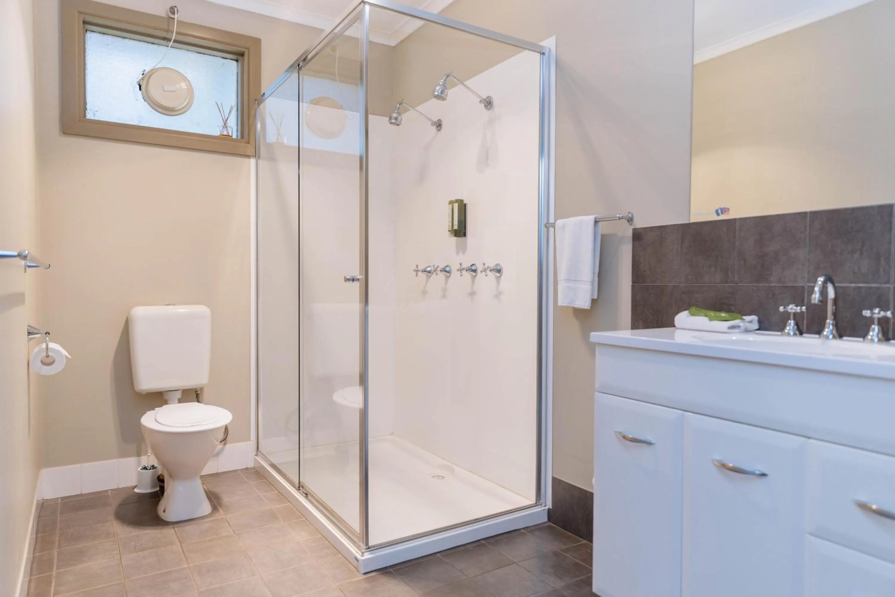 Shower in The Bright Motor Inn