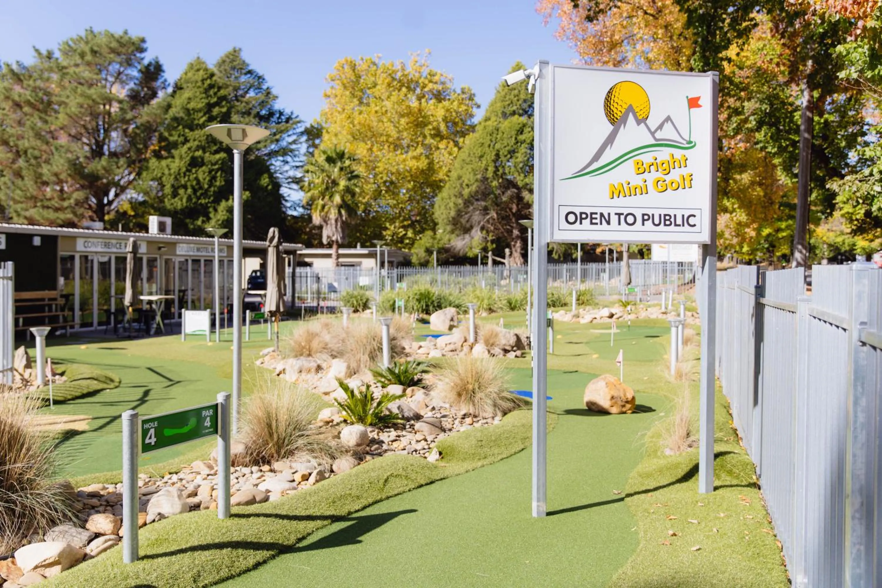 Minigolf in The Bright Motor Inn