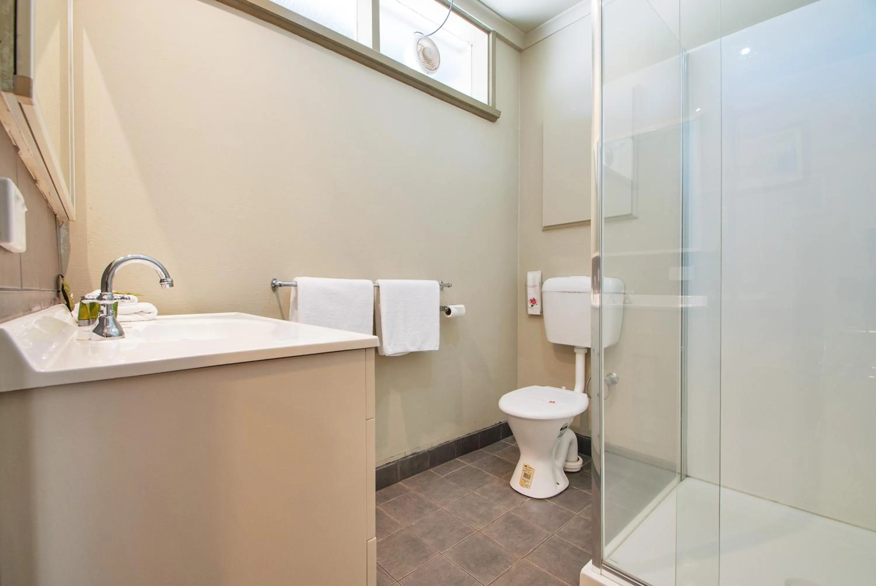 Shower in The Bright Motor Inn