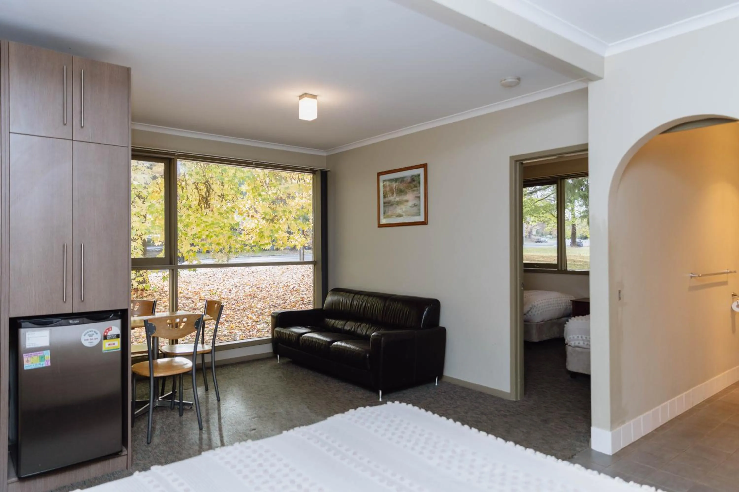 Living room, Bed in The Bright Motor Inn