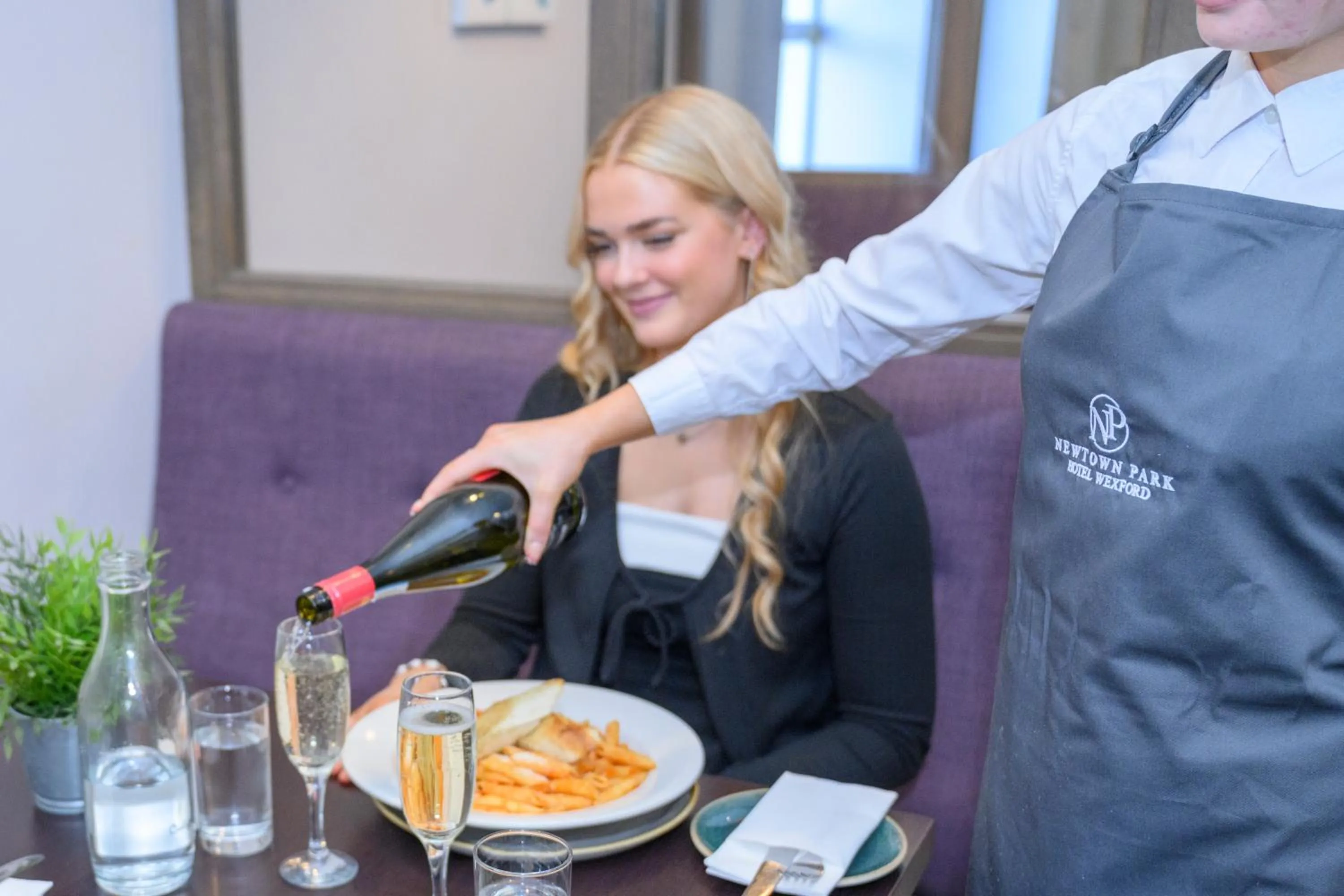 Restaurant/places to eat in Newtown Park Hotel