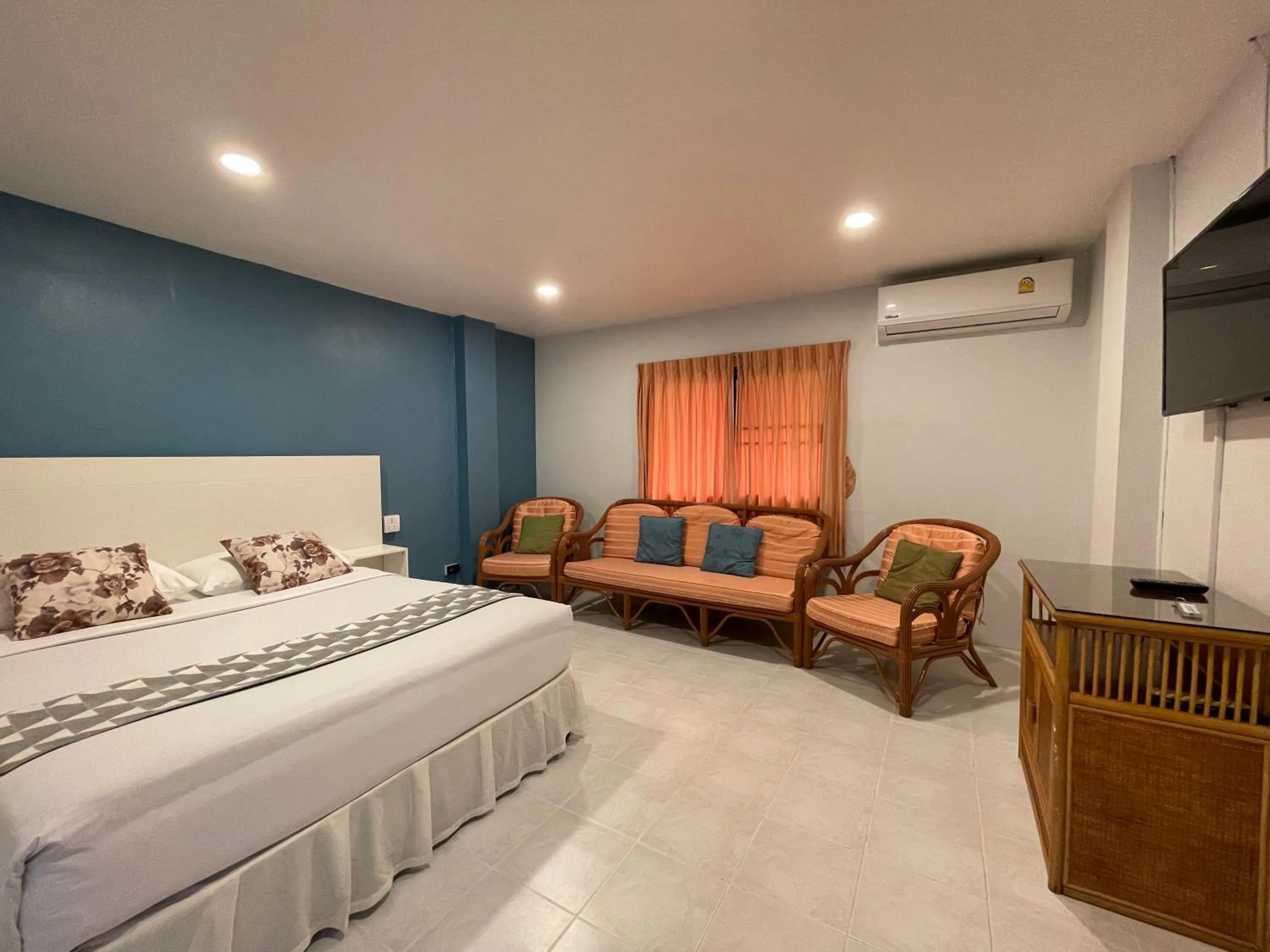 Bed in Summer Breeze Hotel