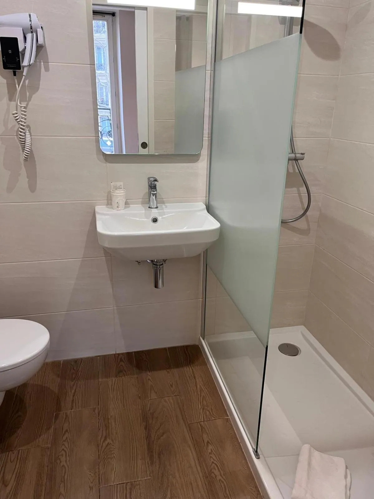 Shower in Hipotel Paris Voltaire Bastille