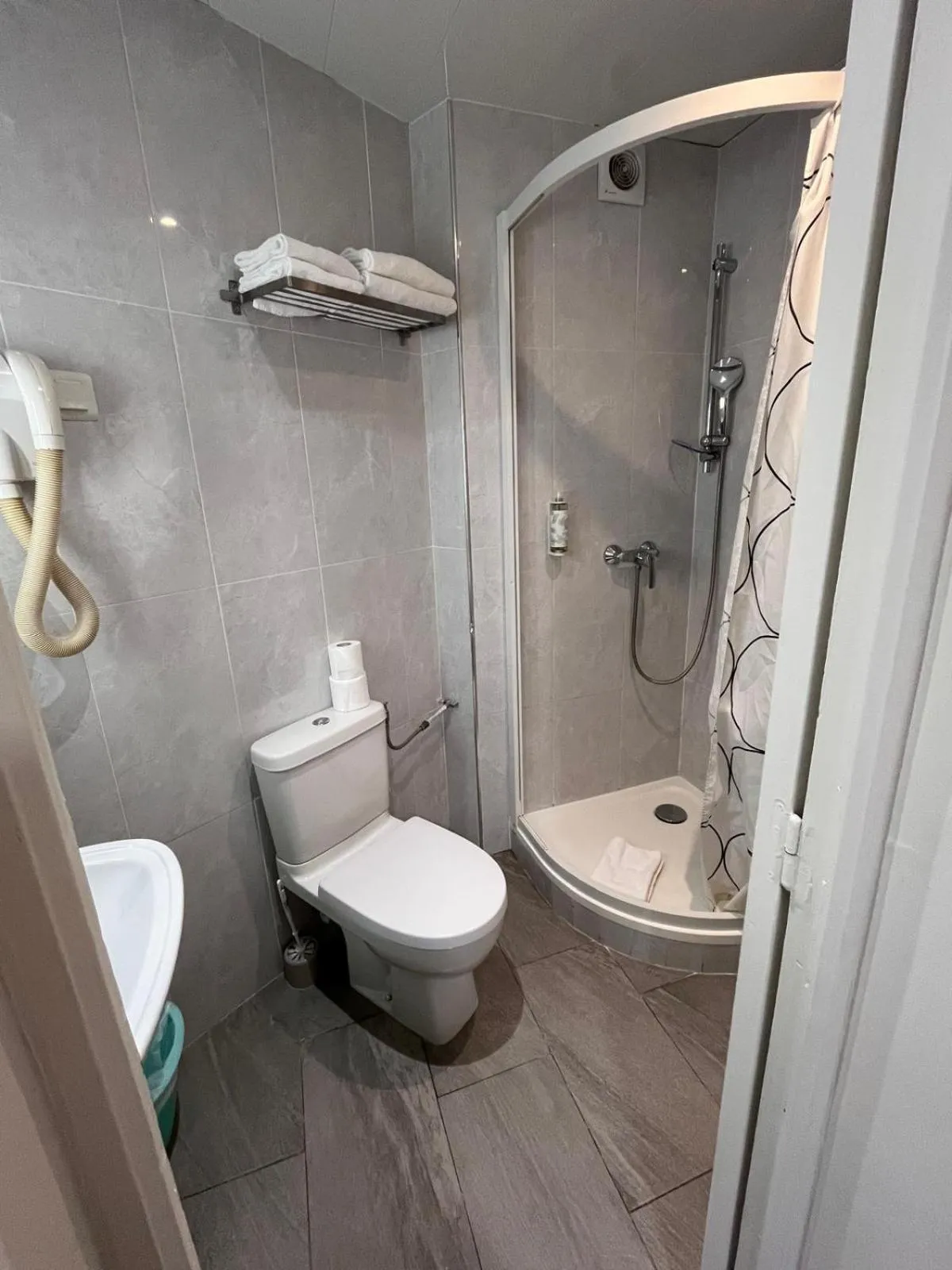 Shower in Hipotel Paris Voltaire Bastille