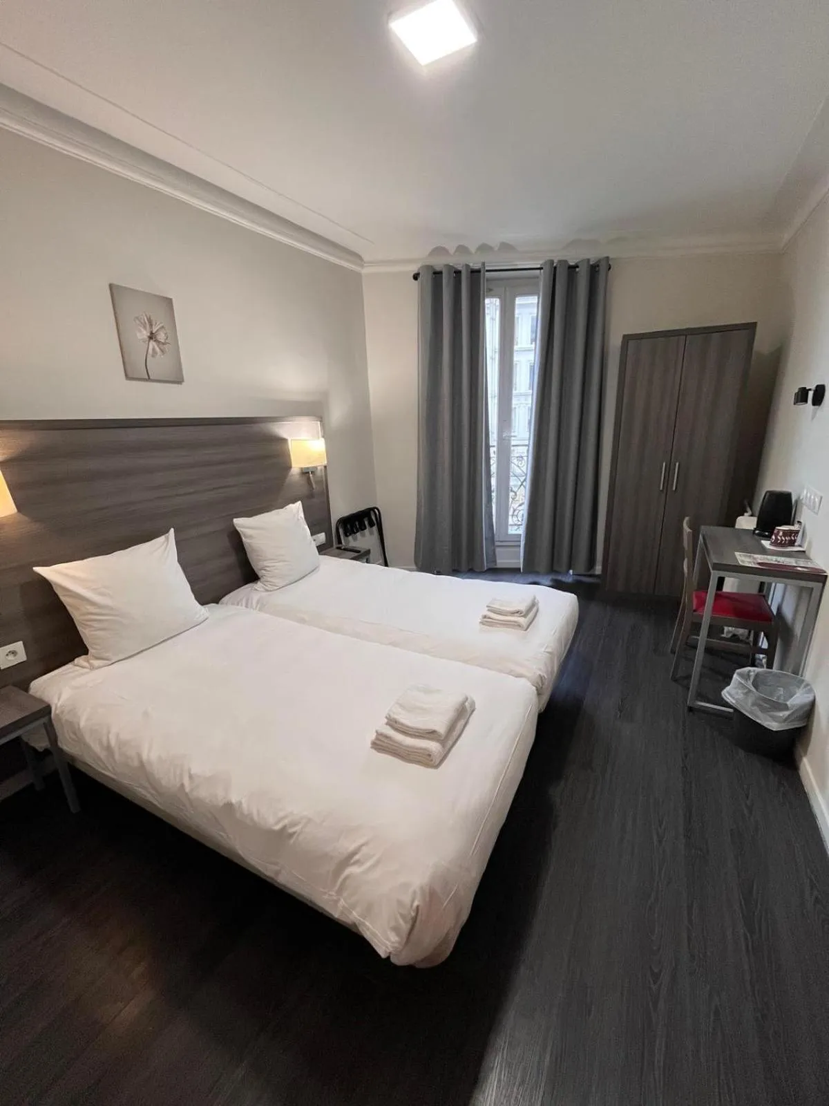 Bed in Hipotel Paris Voltaire Bastille