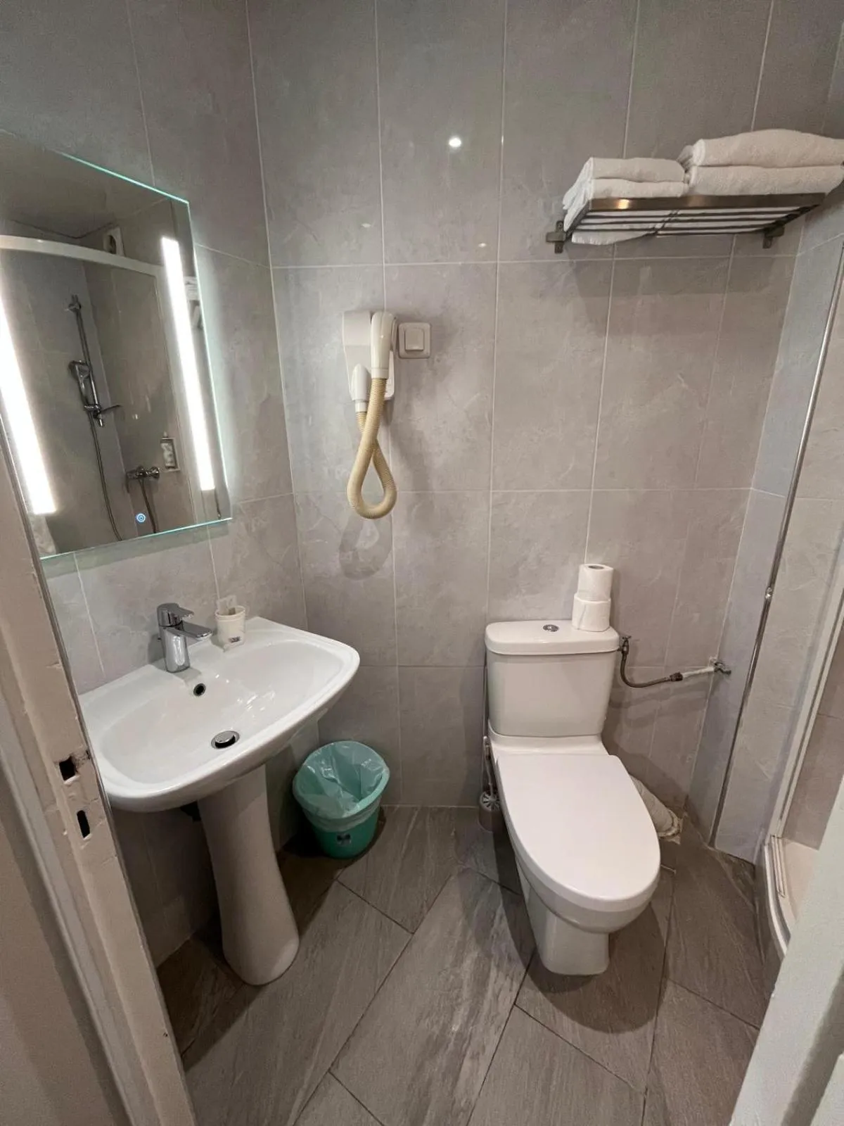 Shower in Hipotel Paris Voltaire Bastille