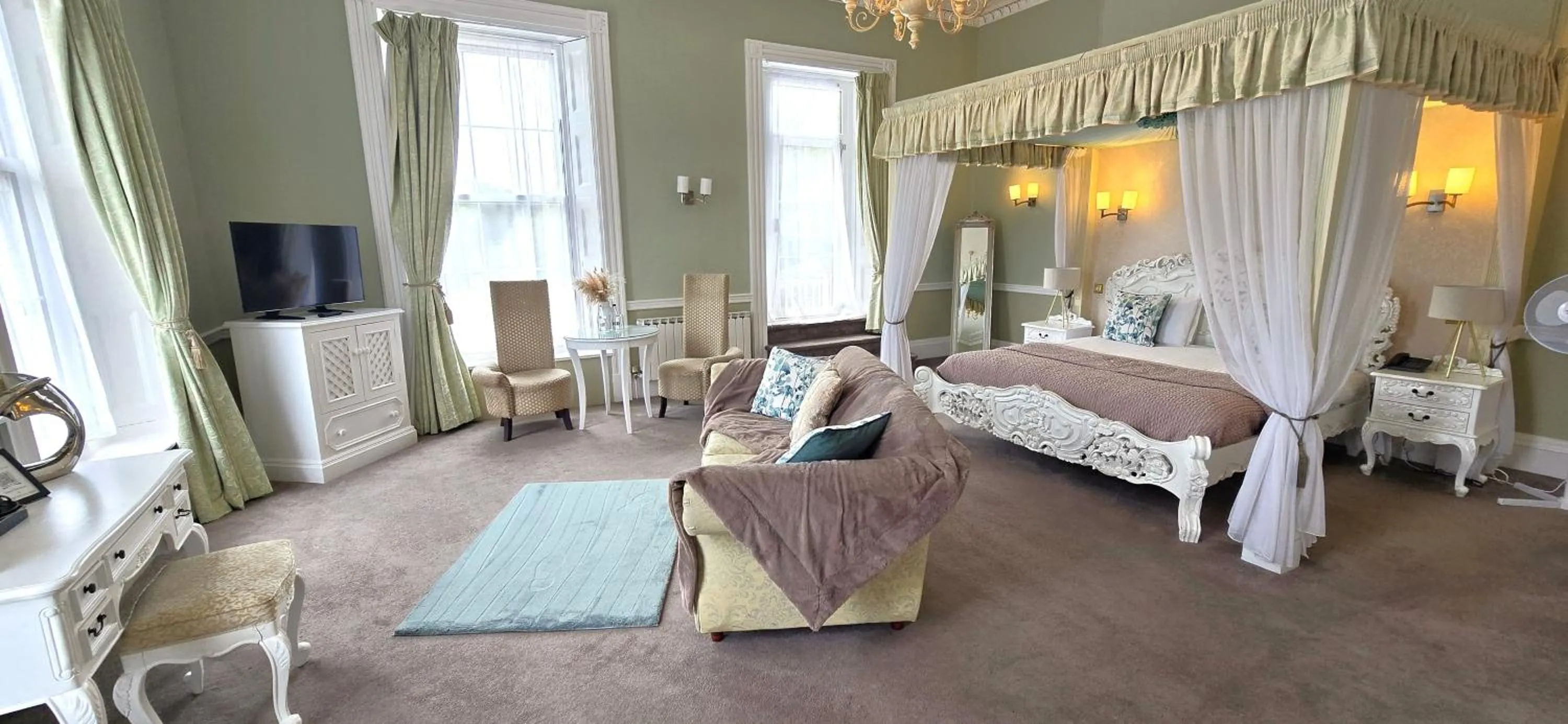 Photo of the whole room, Bed in Manor Of Groves Hotel, Golf & Health Club