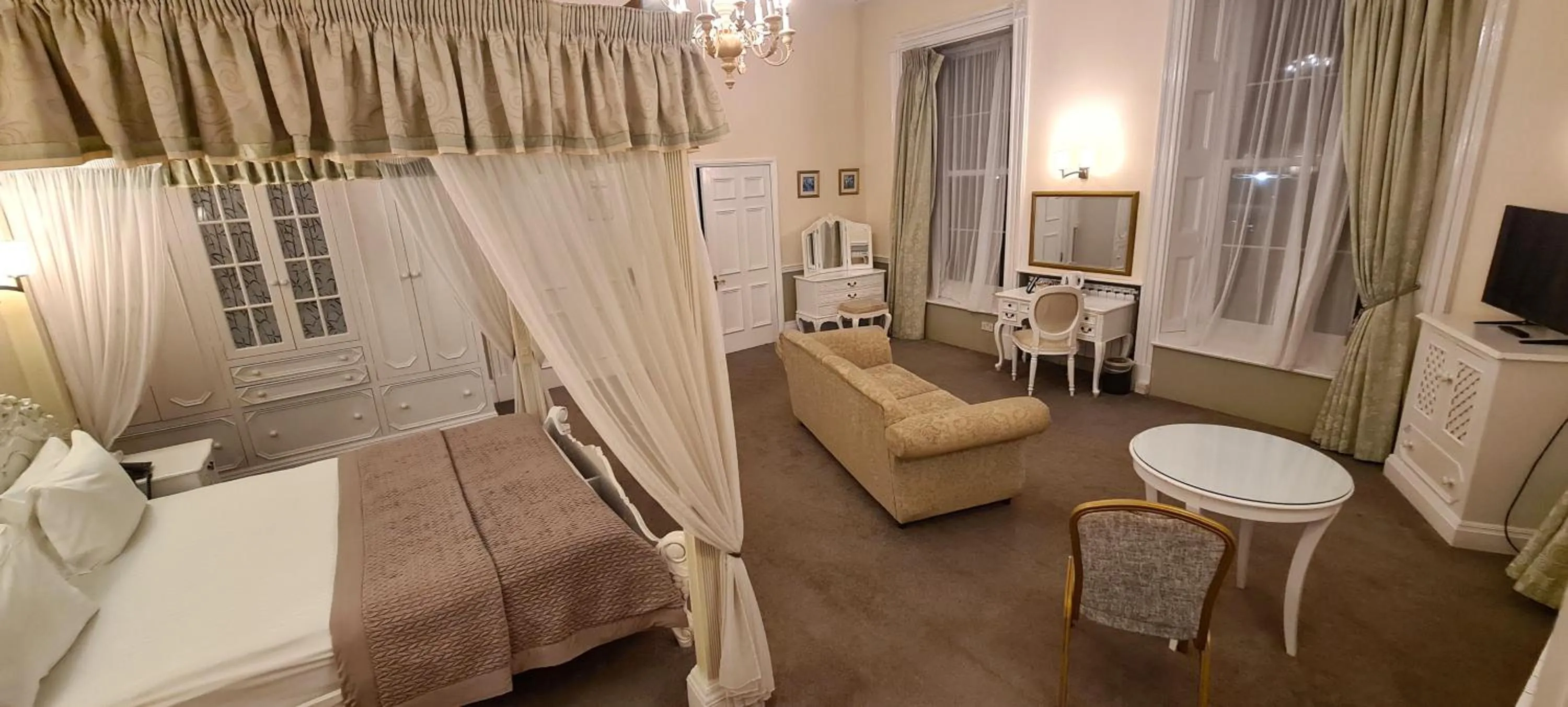 Bedroom, Bed in Manor Of Groves Hotel, Golf & Health Club