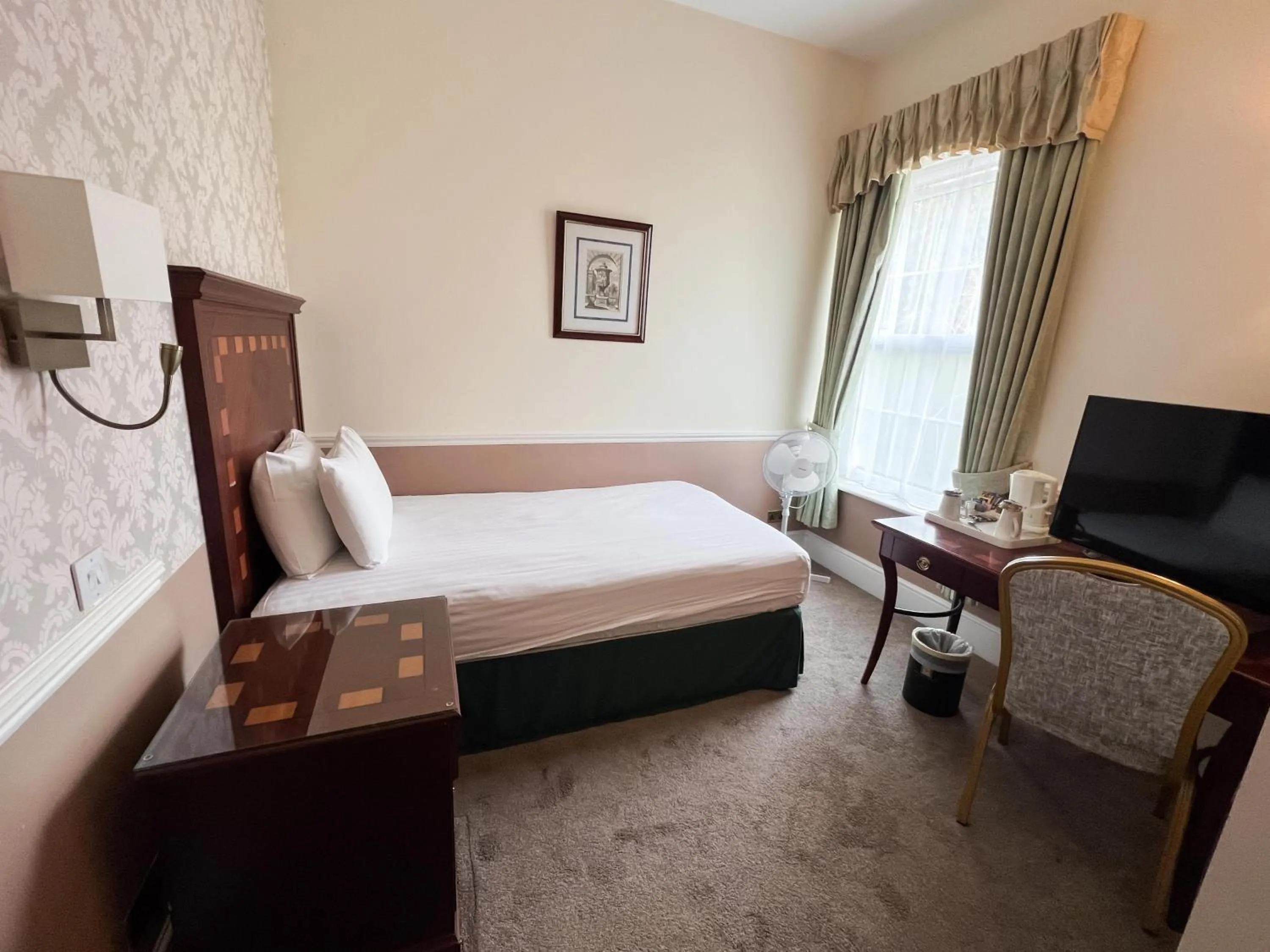 Photo of the whole room, Bed in Manor Of Groves Hotel, Golf & Health Club