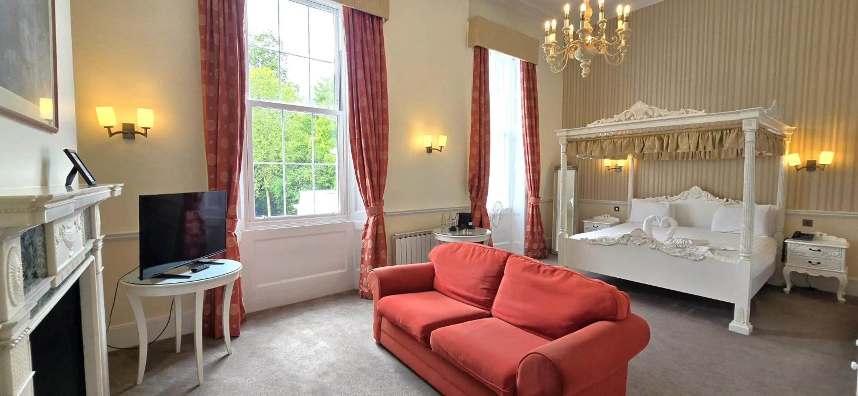 Photo of the whole room, Bed in Manor Of Groves Hotel, Golf & Health Club