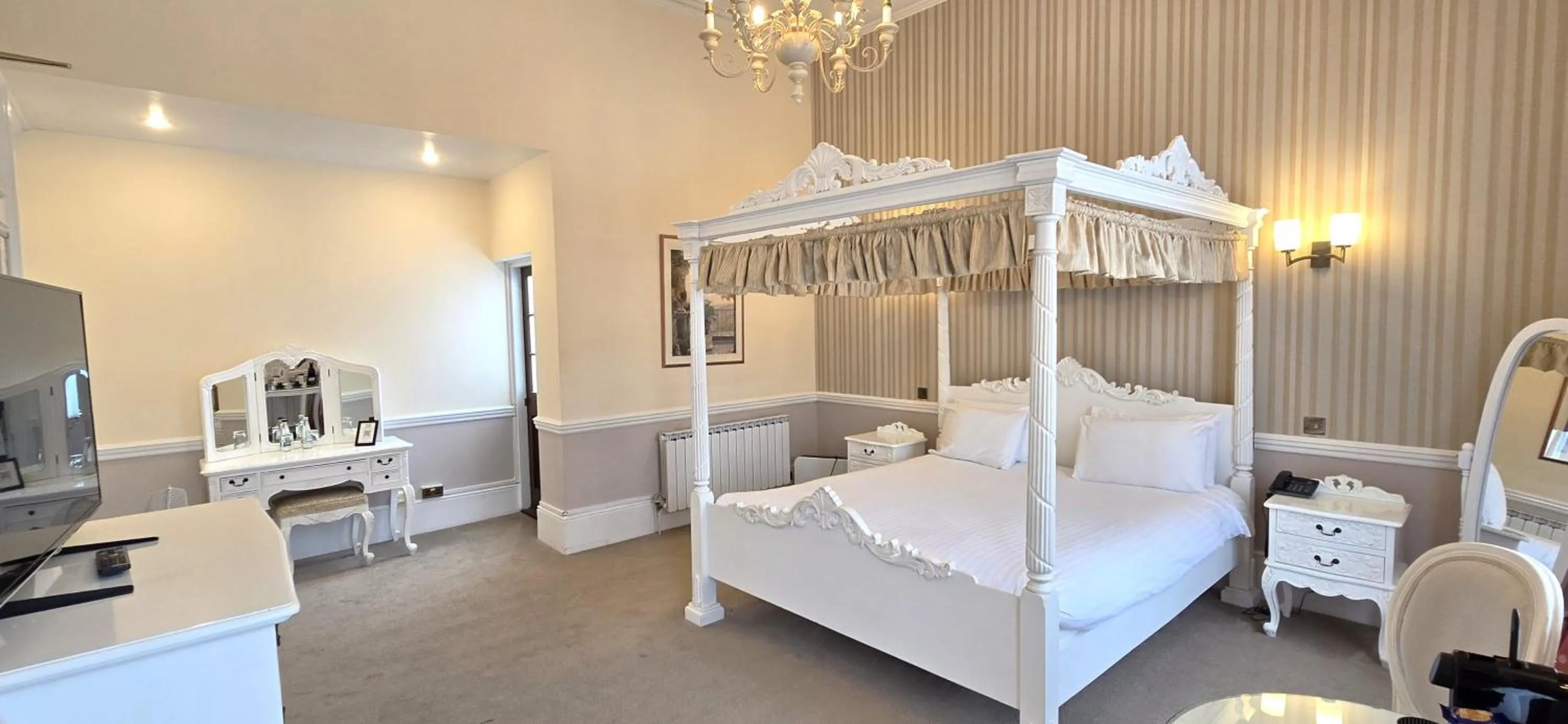 Photo of the whole room, Bed in Manor Of Groves Hotel, Golf & Health Club