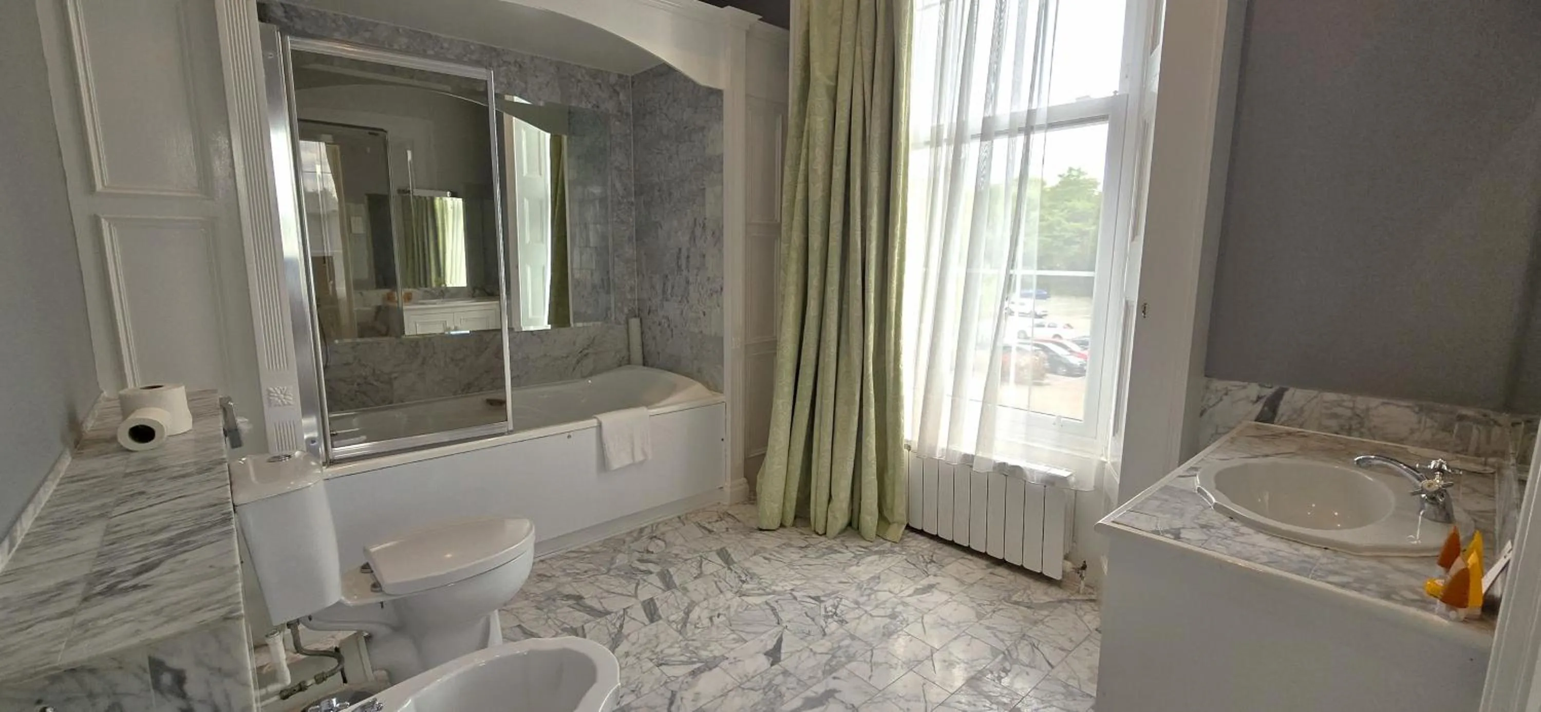 Bathroom in Manor Of Groves Hotel, Golf & Health Club