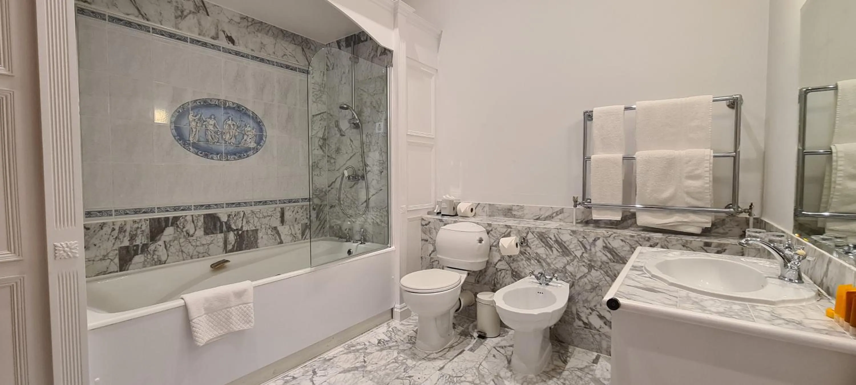 Bathroom in Manor Of Groves Hotel, Golf & Health Club