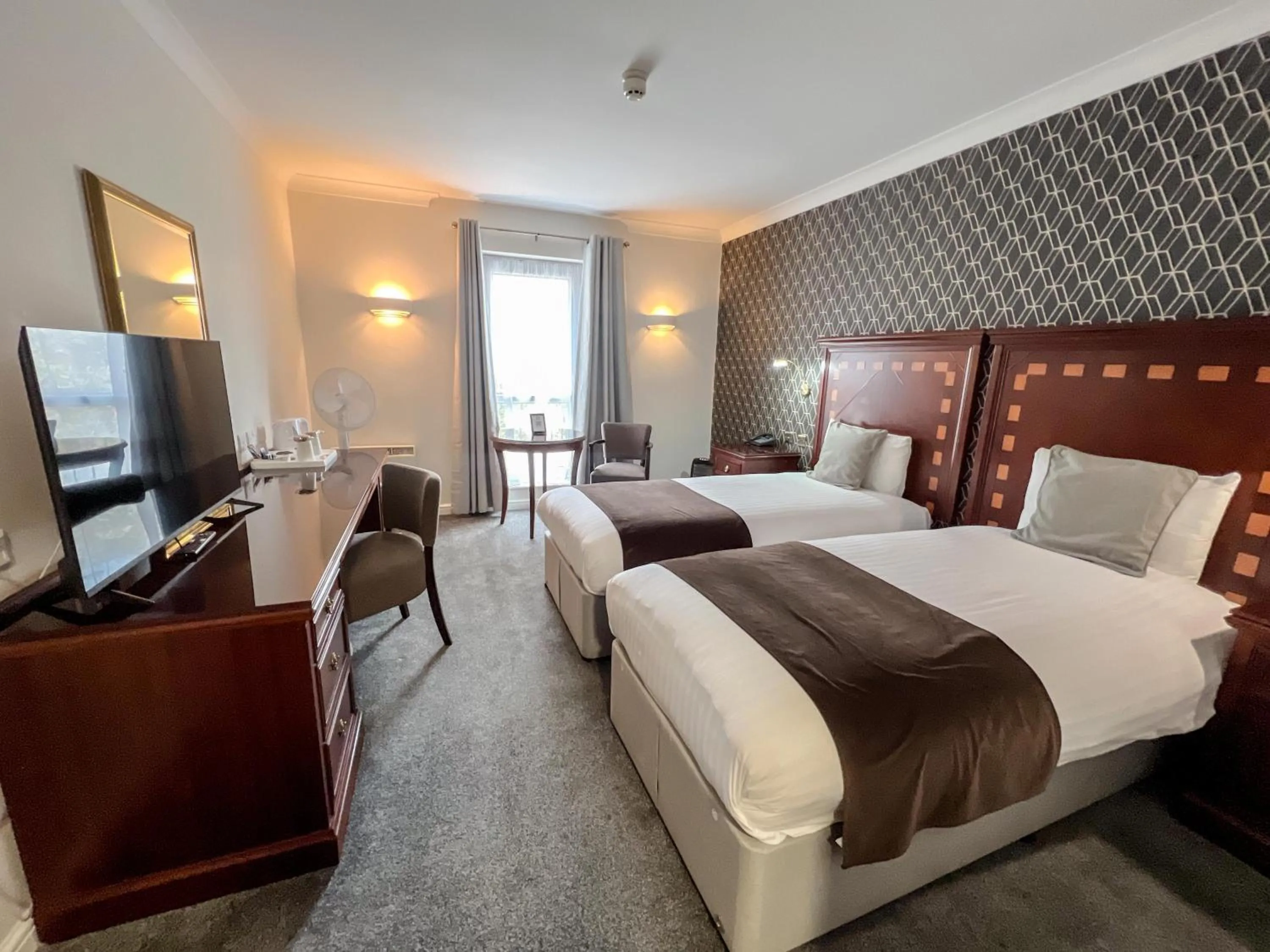 Bedroom, Bed in Manor Of Groves Hotel, Golf & Health Club