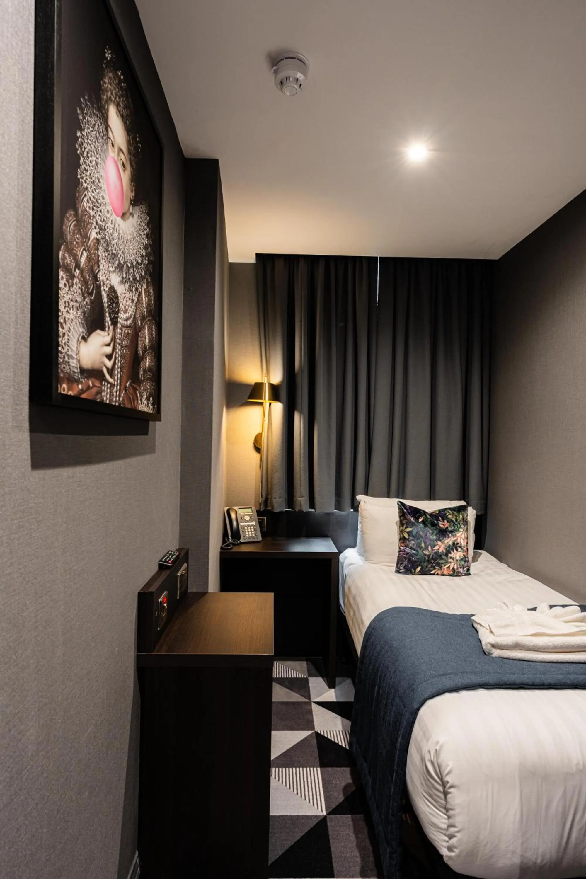 Bedroom, Bed in The House on Warwick