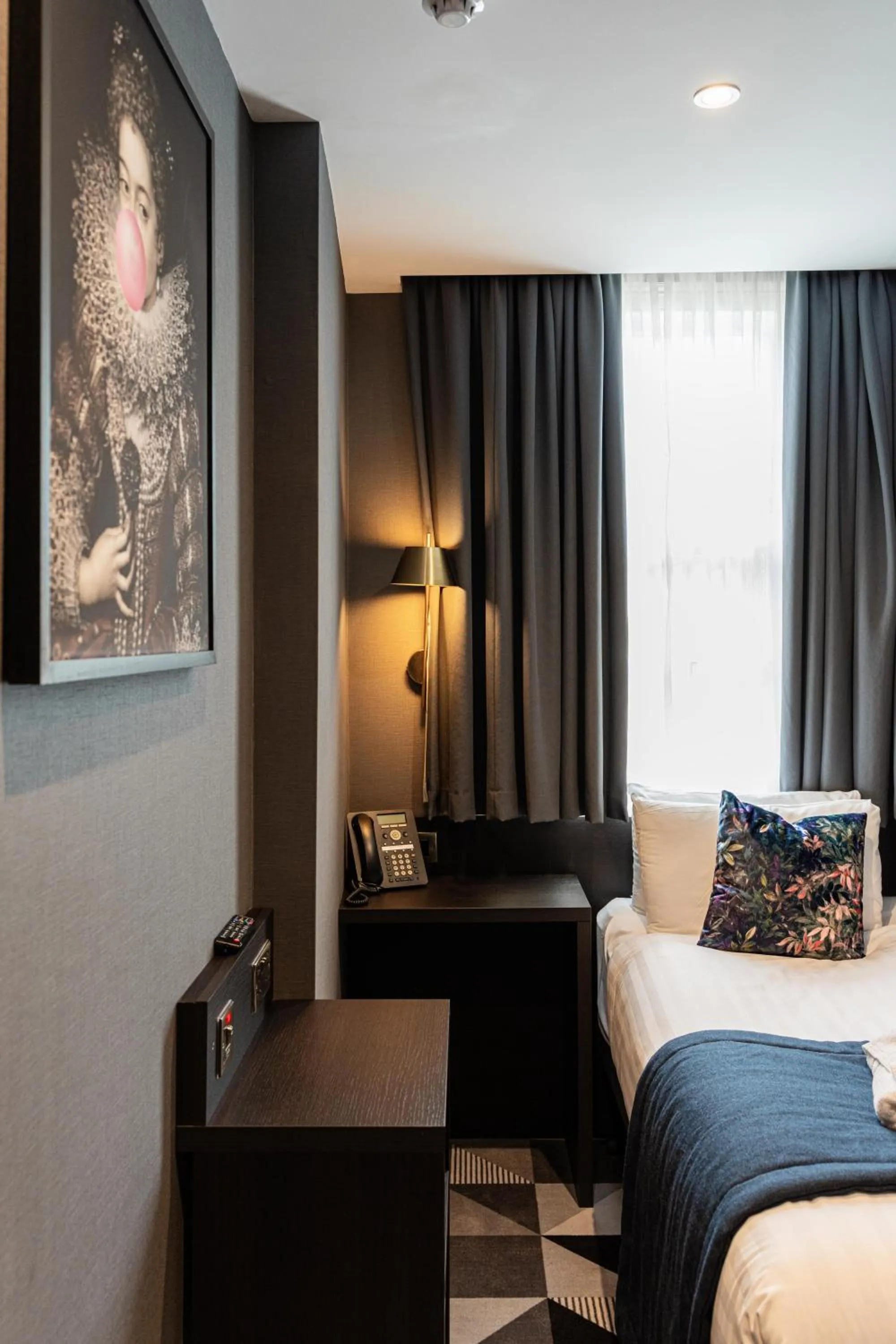 Bedroom, Bed in The House on Warwick