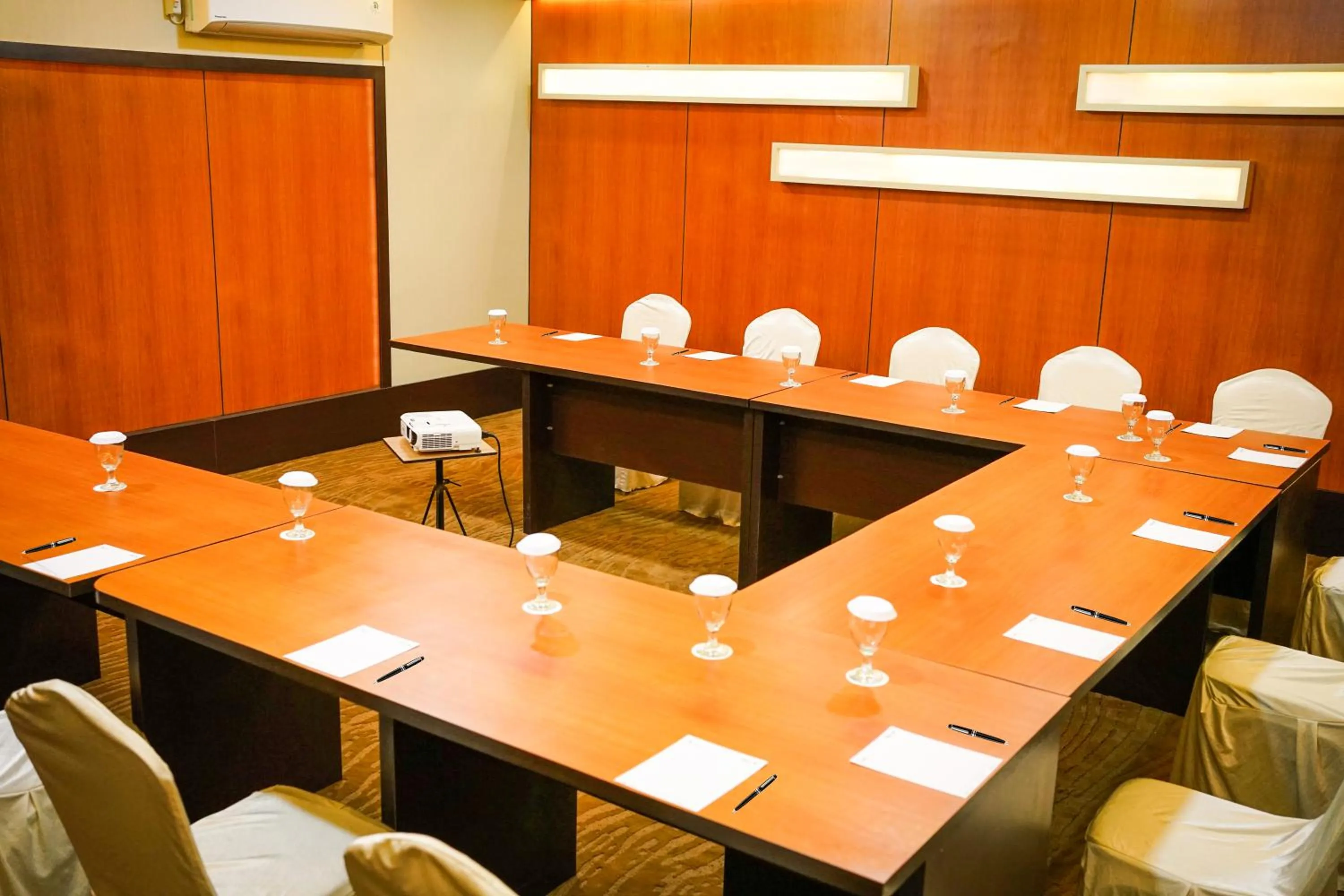 Business facilities in JLE'S Hotel