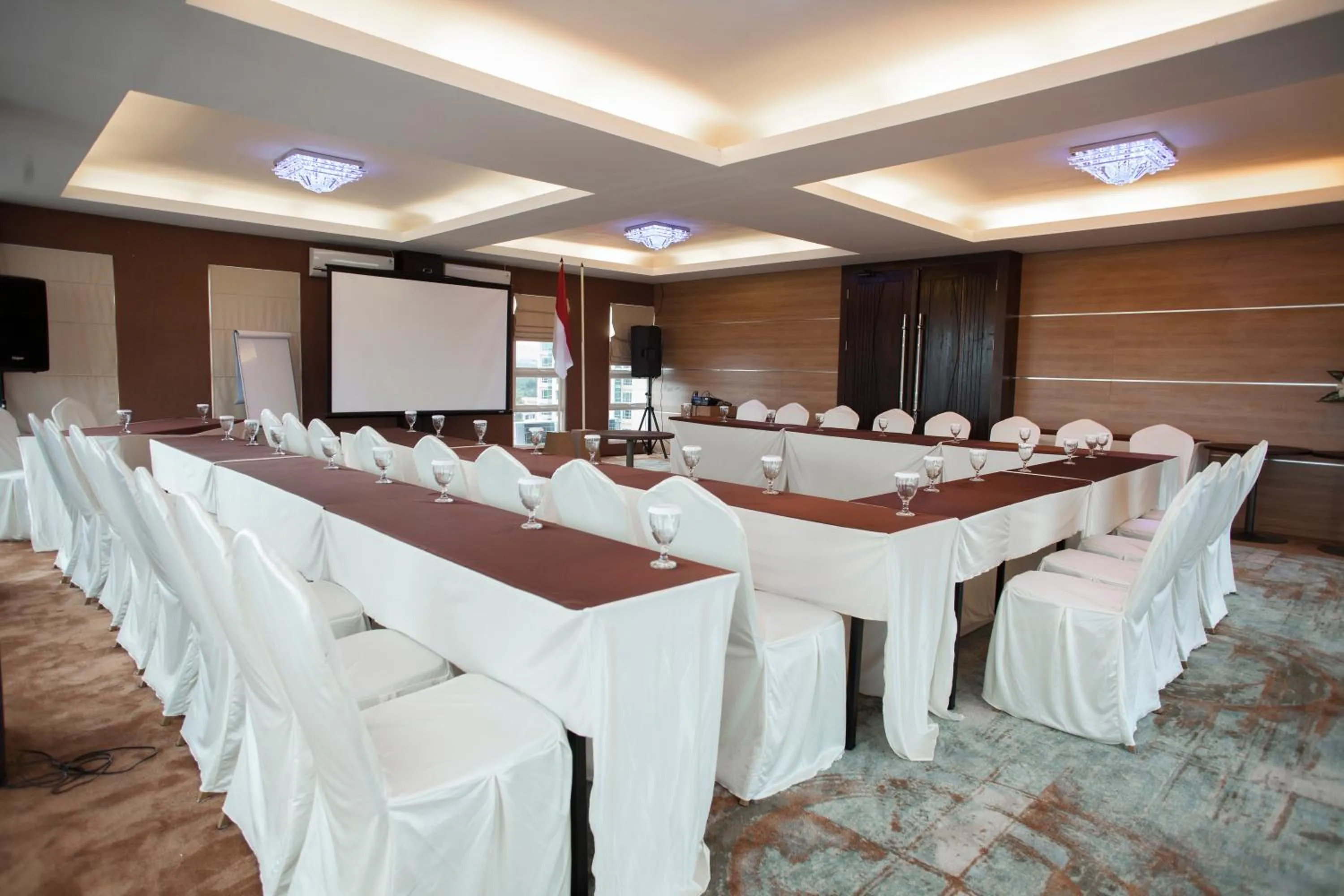 Business facilities in JLE'S Hotel