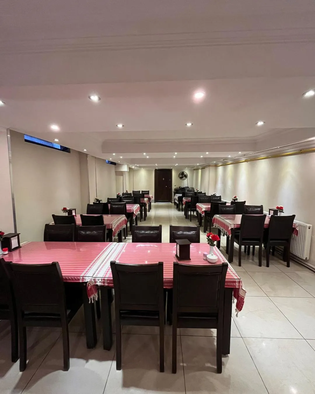 Restaurant/places to eat in Red White Hotel