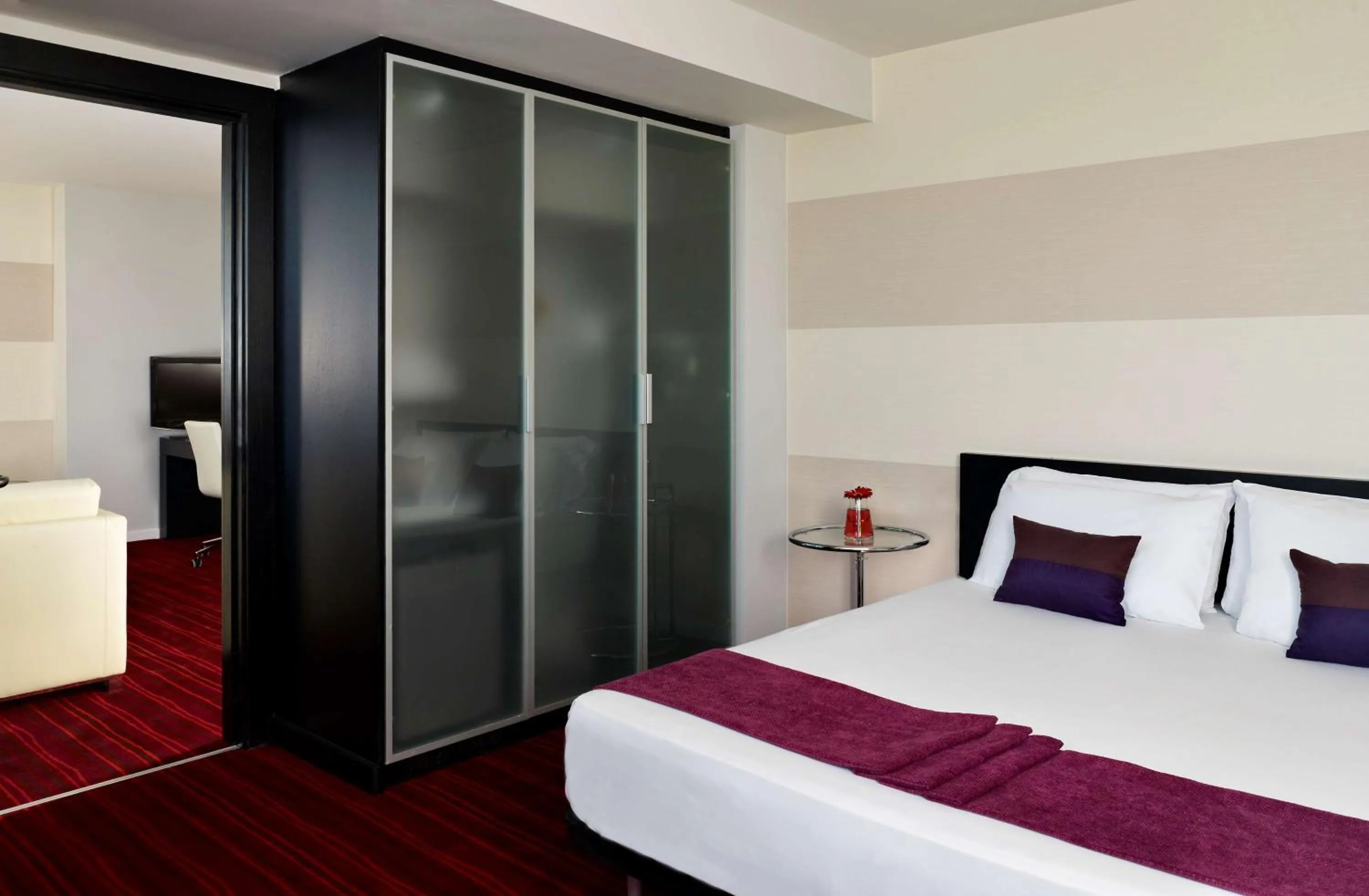 Photo of the whole room, Bed in Park Plaza Leeds