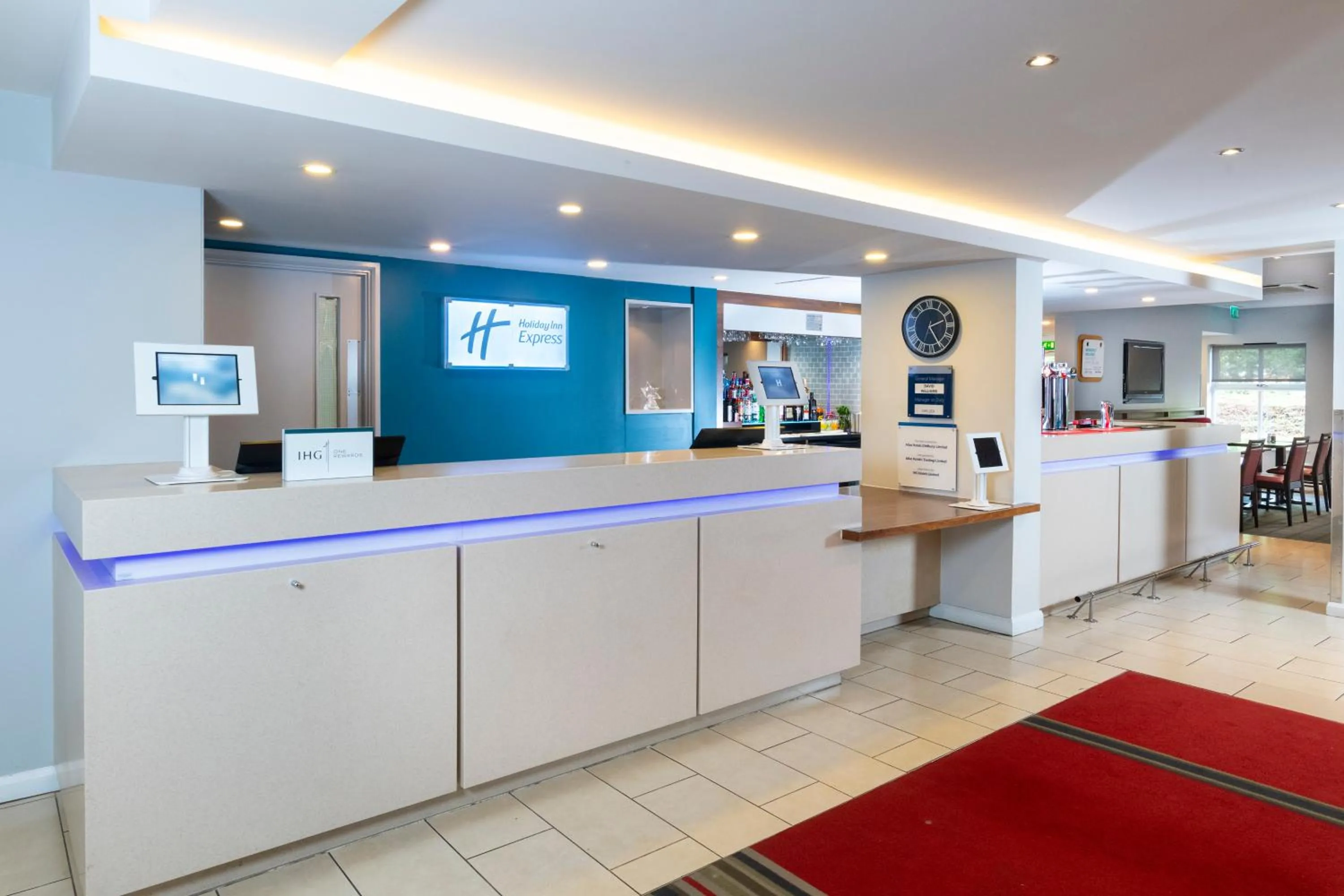 Lobby or reception in Holiday Inn Express Birmingham Oldbury by IHG