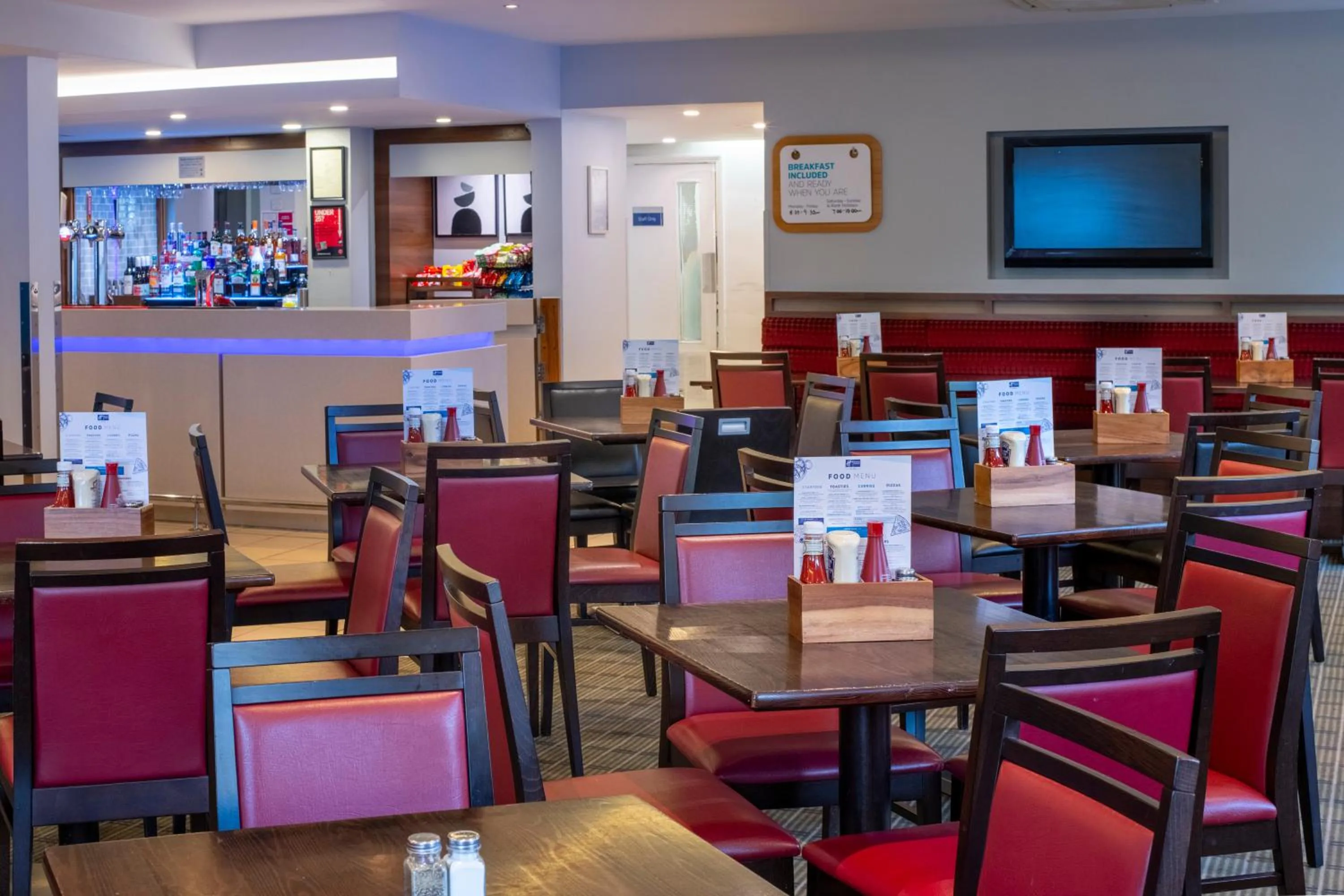 Restaurant/places to eat in Holiday Inn Express Birmingham Oldbury by IHG