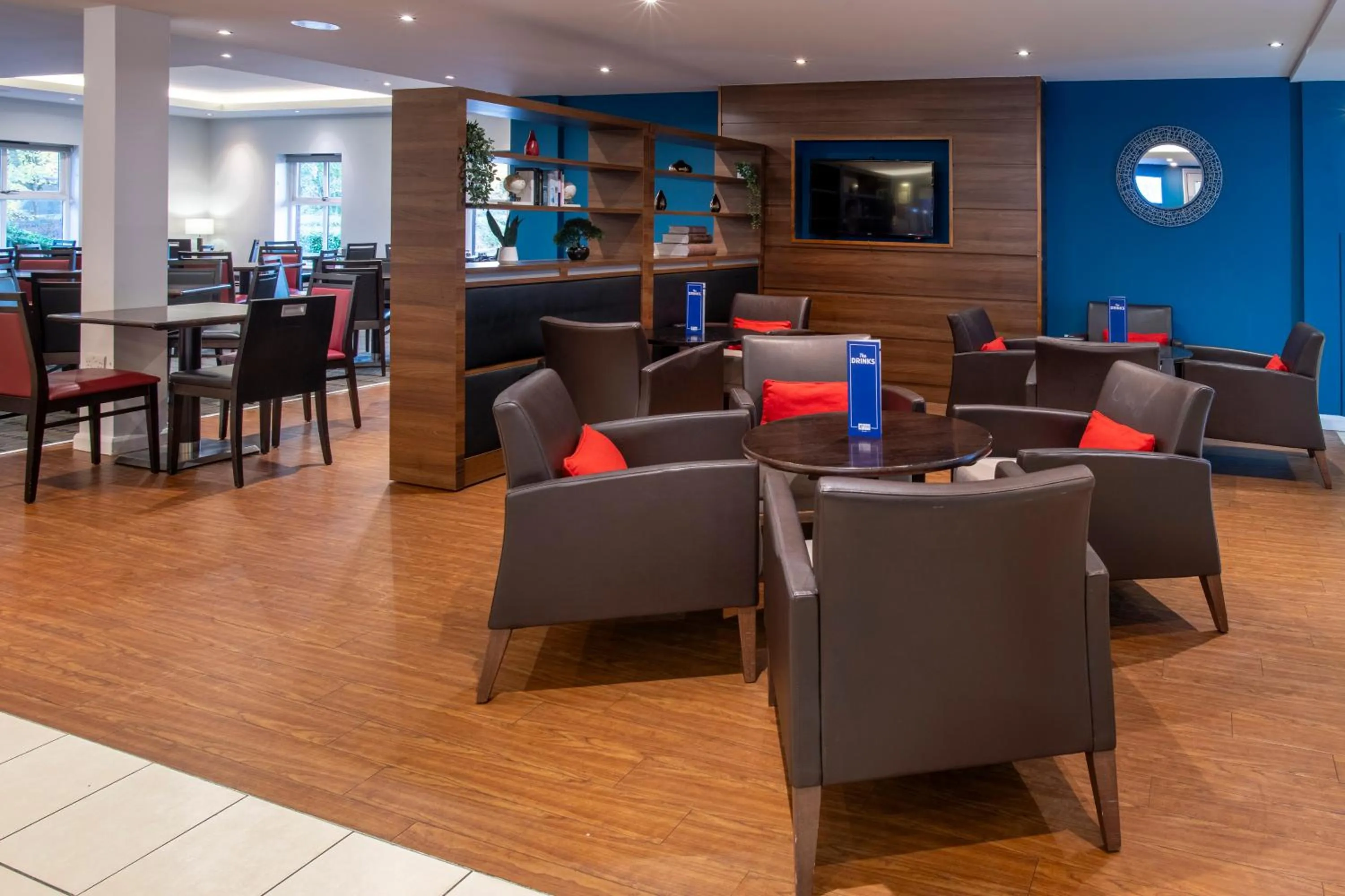 Lounge or bar in Holiday Inn Express Birmingham Oldbury by IHG