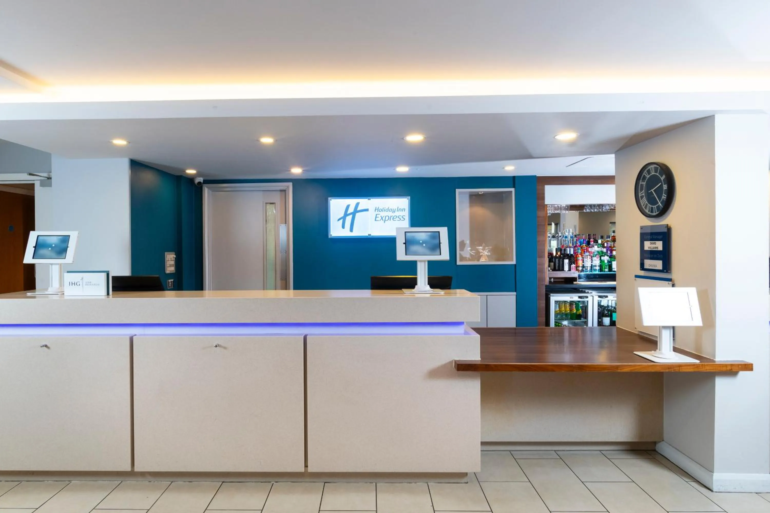 Lobby or reception in Holiday Inn Express Birmingham Oldbury by IHG