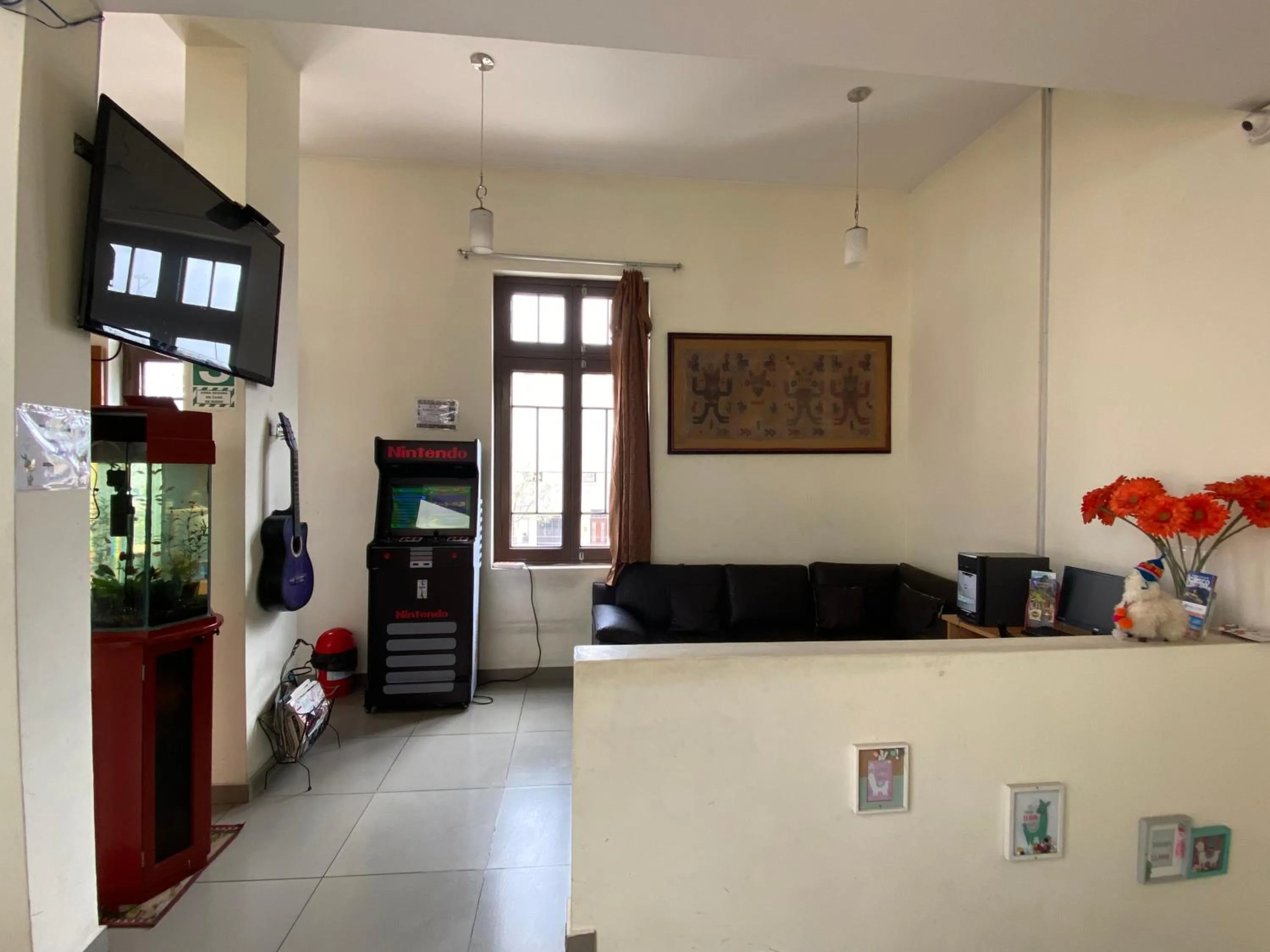 Communal lounge/ TV room in Lima House Hostel