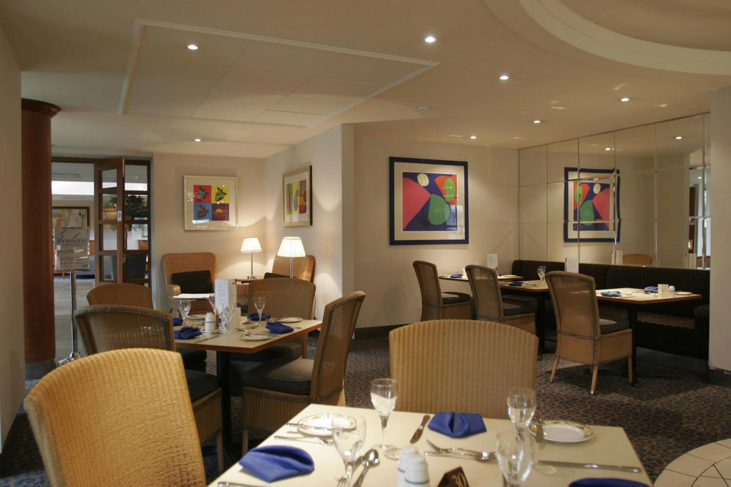 Restaurant/places to eat in Apollo Hotel