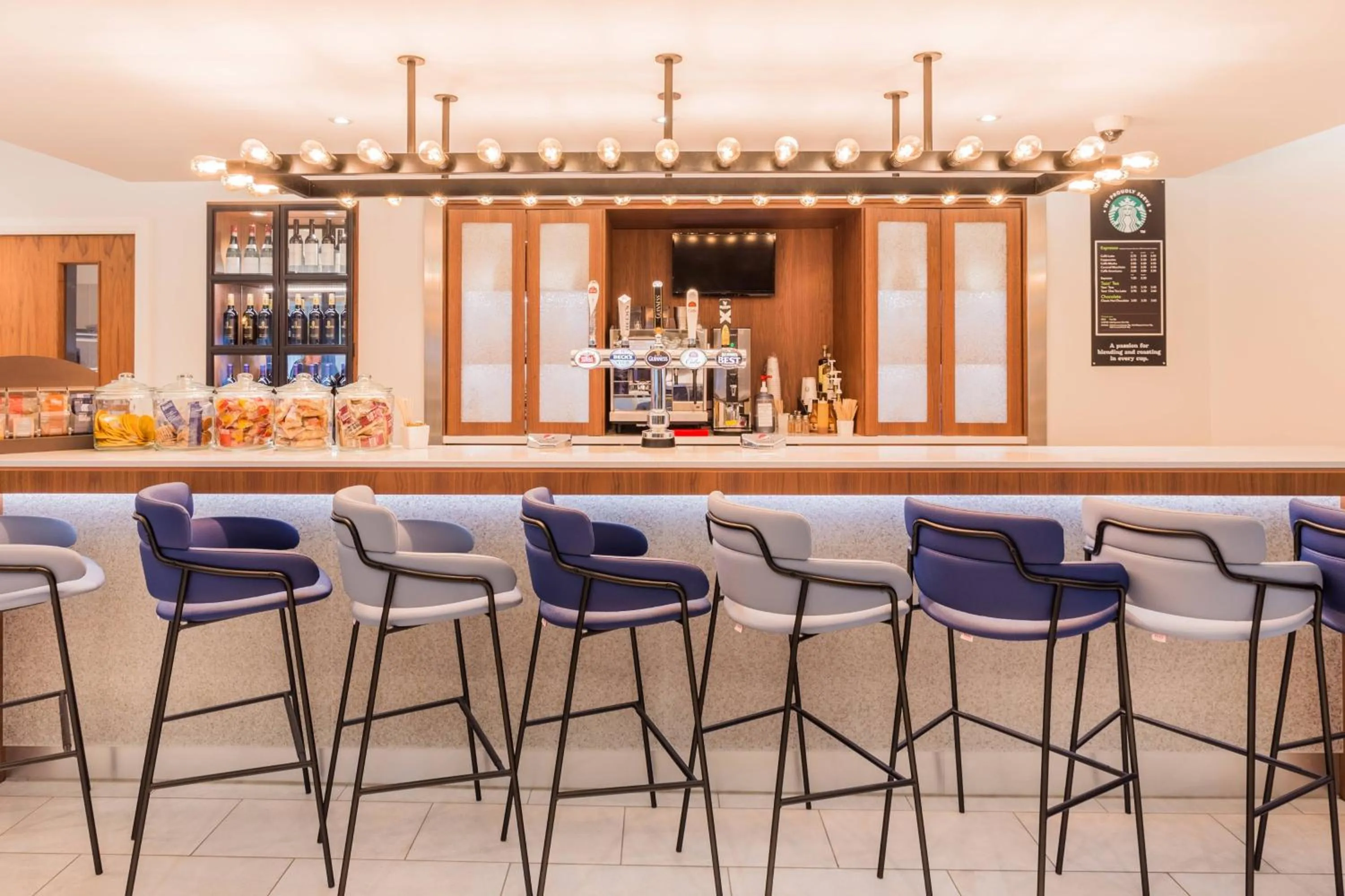Lounge or bar in Courtyard by Marriott Glasgow Airport