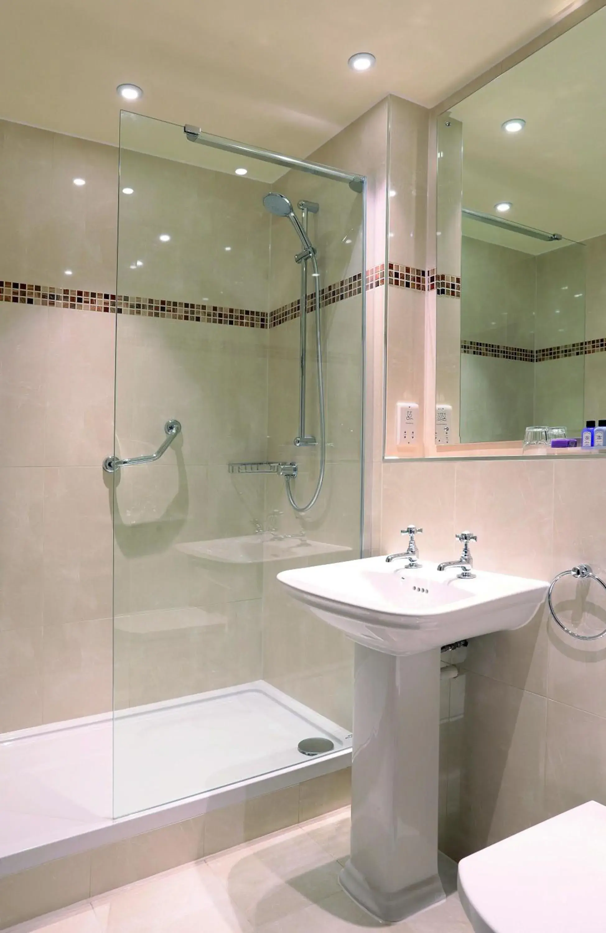 Deluxe Double Room in Macdonald Kilhey Court Hotel Deluxe Double Room in Macdonald Kilhey Court Hotel