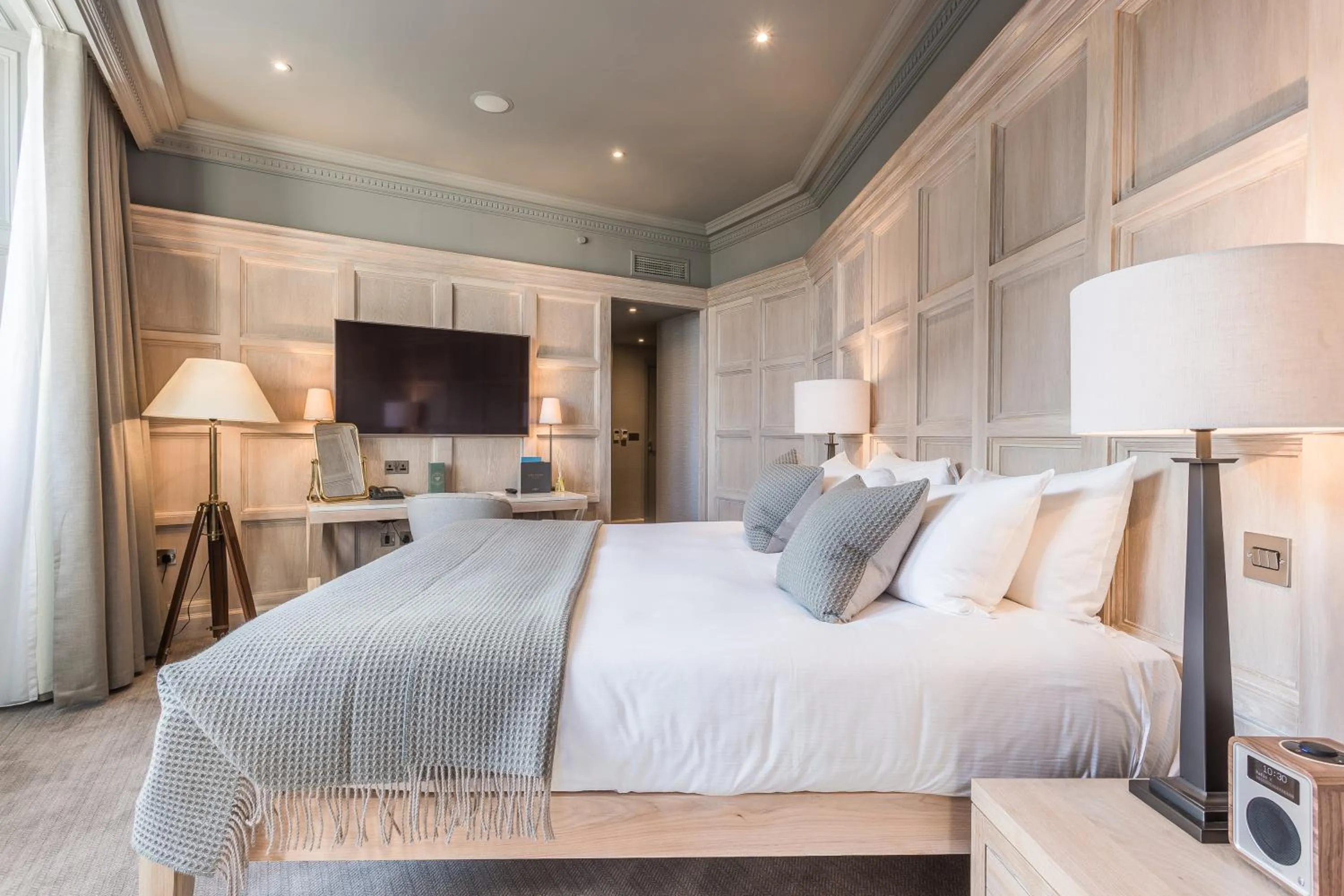 Photo of the whole room, Bed in The Scotsman Hotel