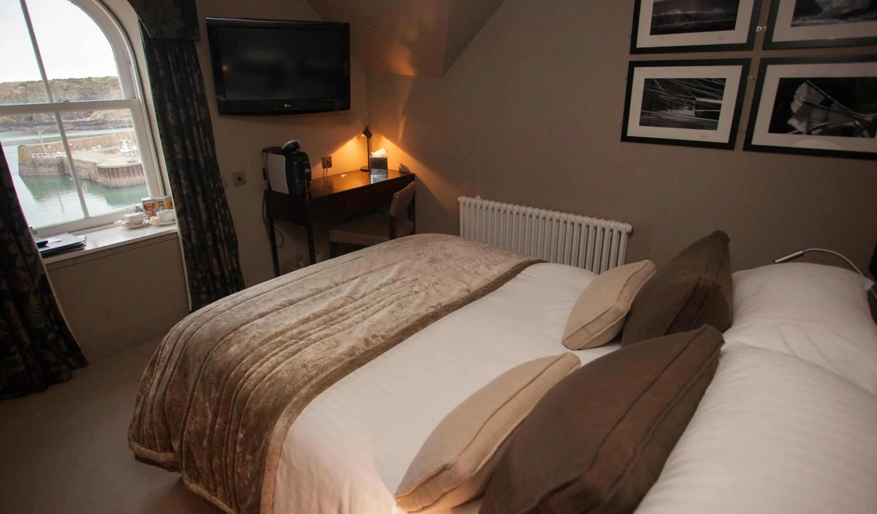 Bedroom, Bed in The Marine Hotel