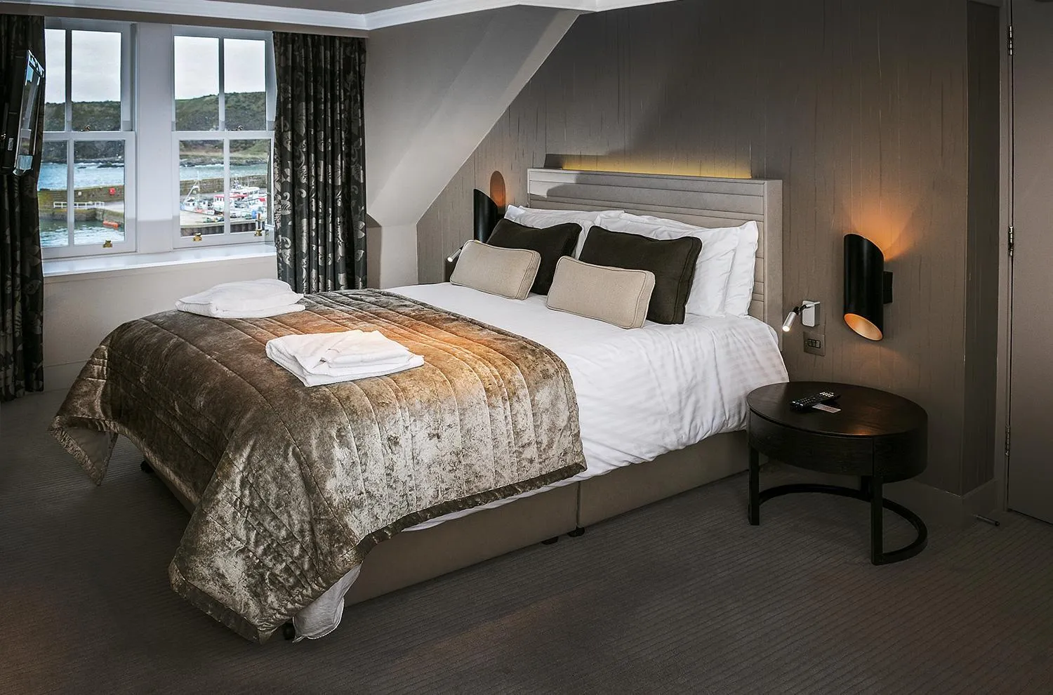 Bedroom, Bed in The Marine Hotel