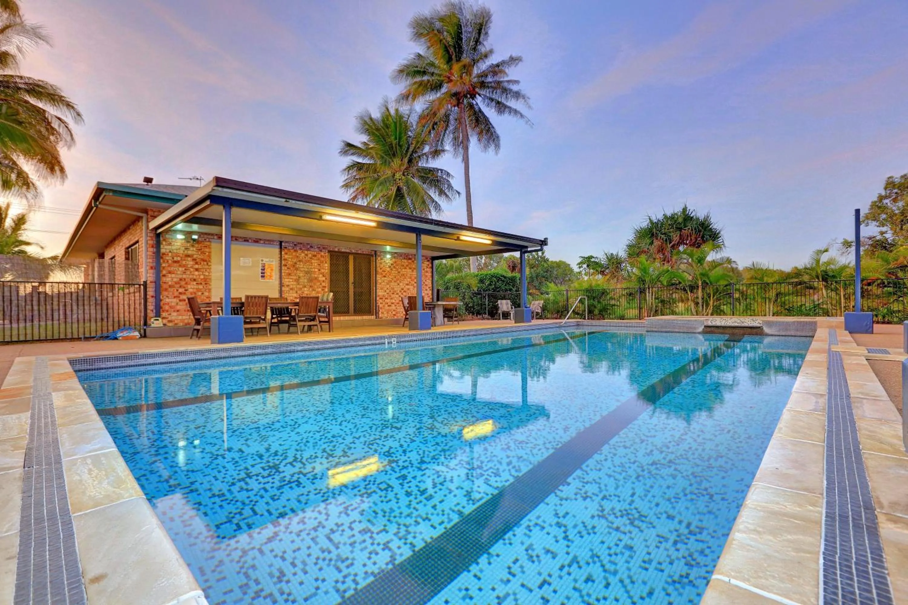 Swimming pool in Alva Beach Tourist Park
